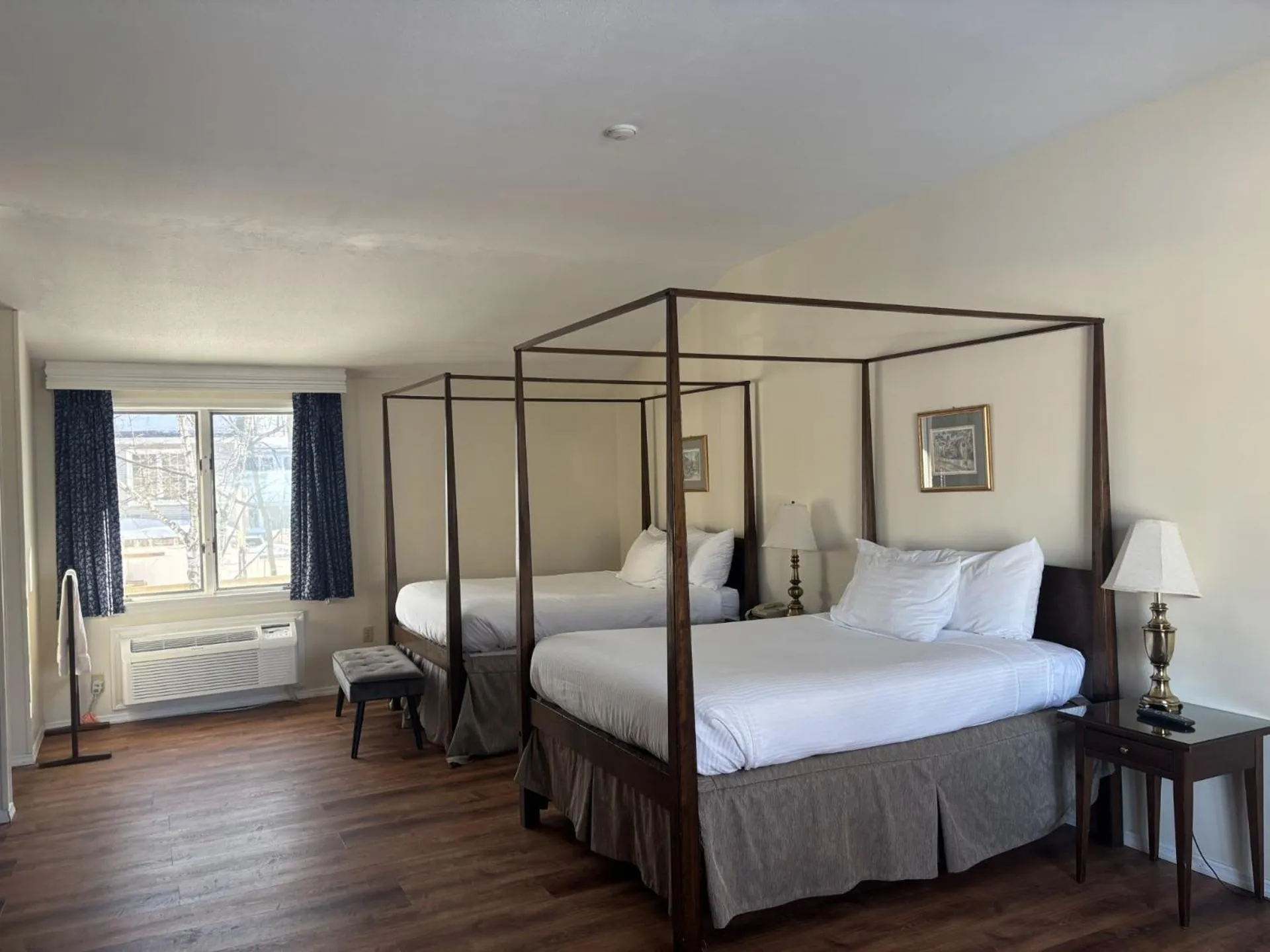 Bed in Beekman Arms and Delamater Inn