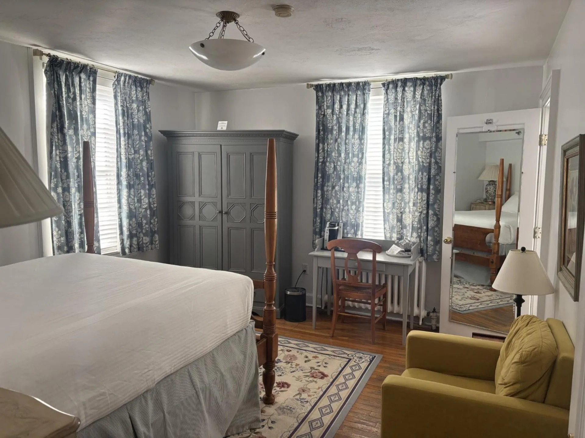 Bed in Beekman Arms and Delamater Inn