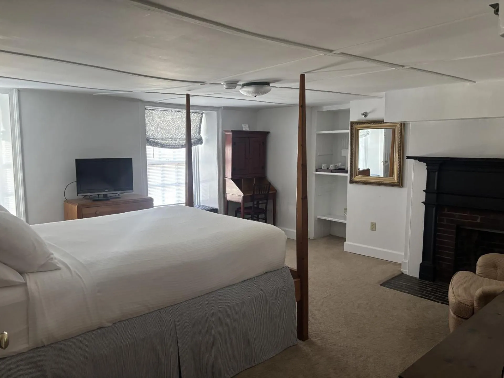 Bed in Beekman Arms and Delamater Inn