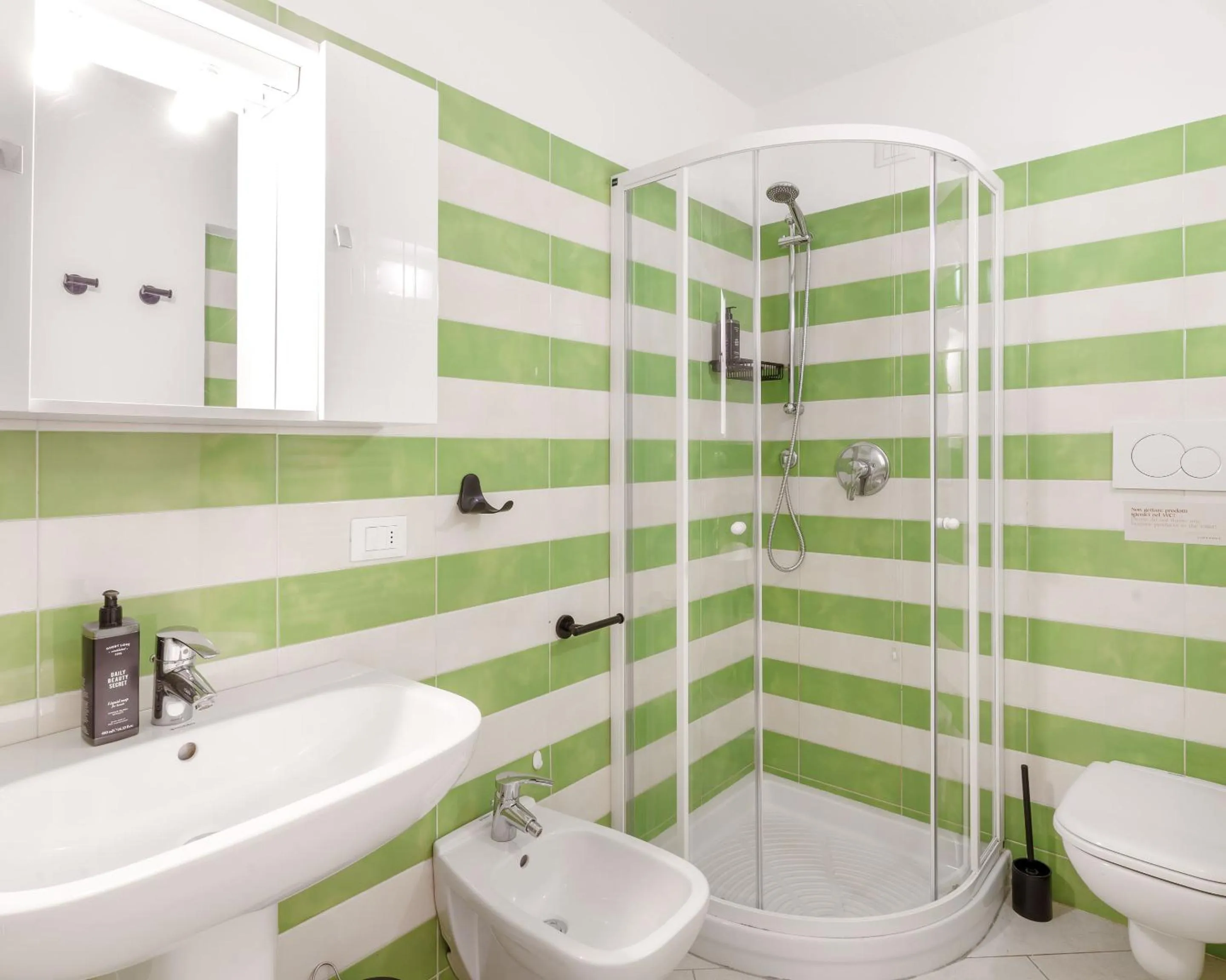 Shower in Limehome Verona La Vigna in Città