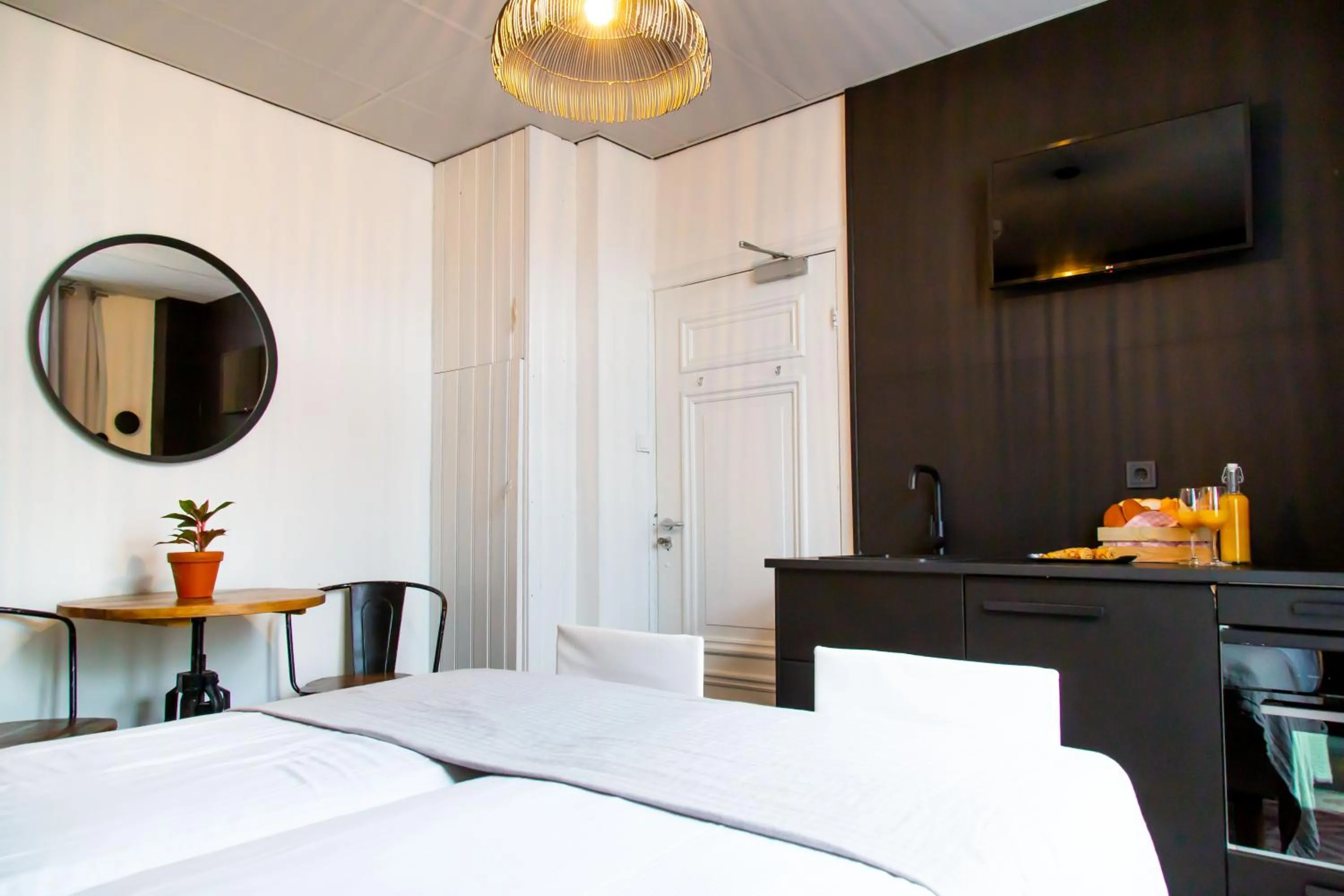 Kitchen or kitchenette, Bed in Hotel Pannenkoekhuis Vierwegen