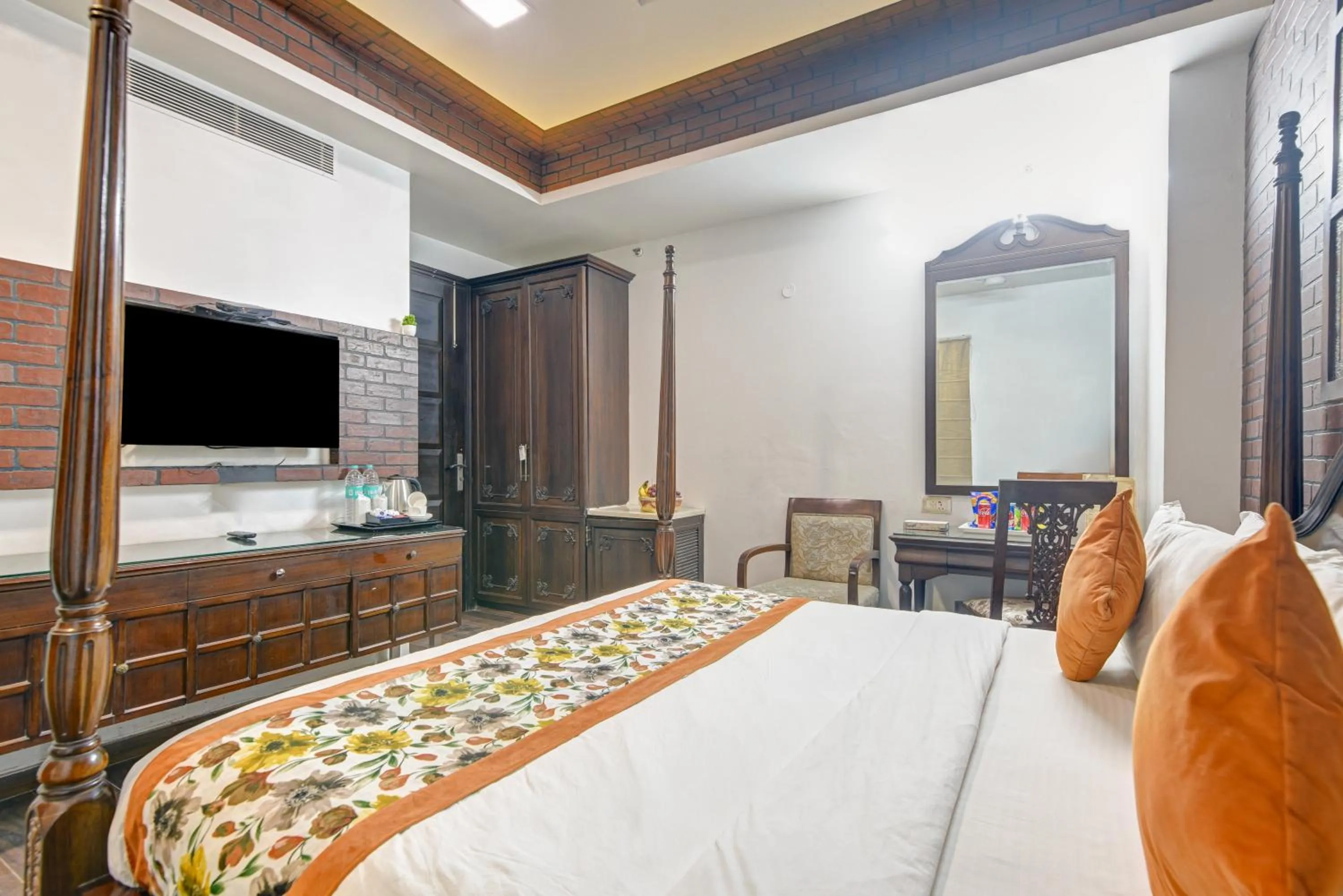 Communal lounge/ TV room, Bed in Qotel Signature Lavish Inn Rajouri Garden