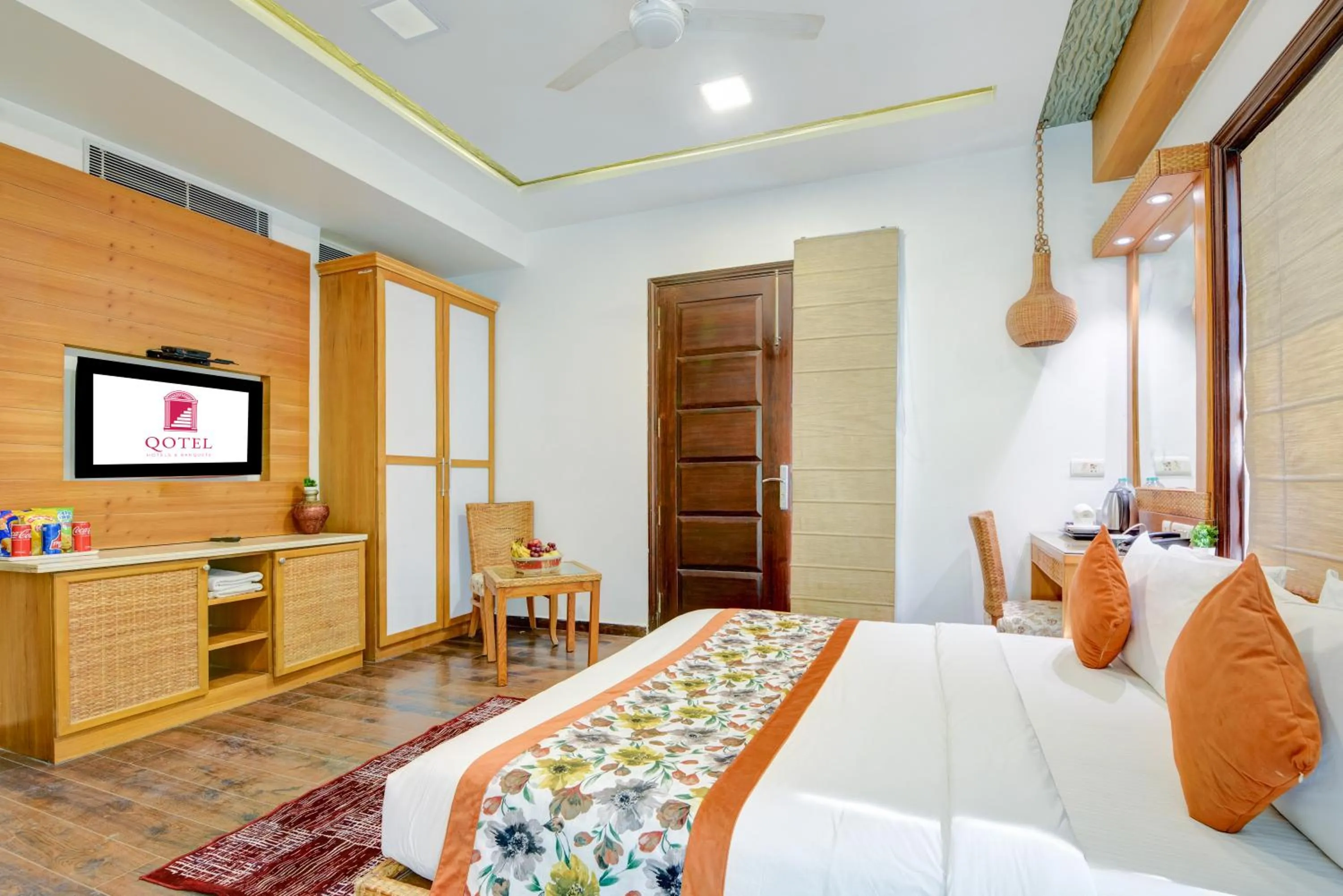 TV and multimedia, Bed in Qotel Signature Lavish Inn Rajouri Garden