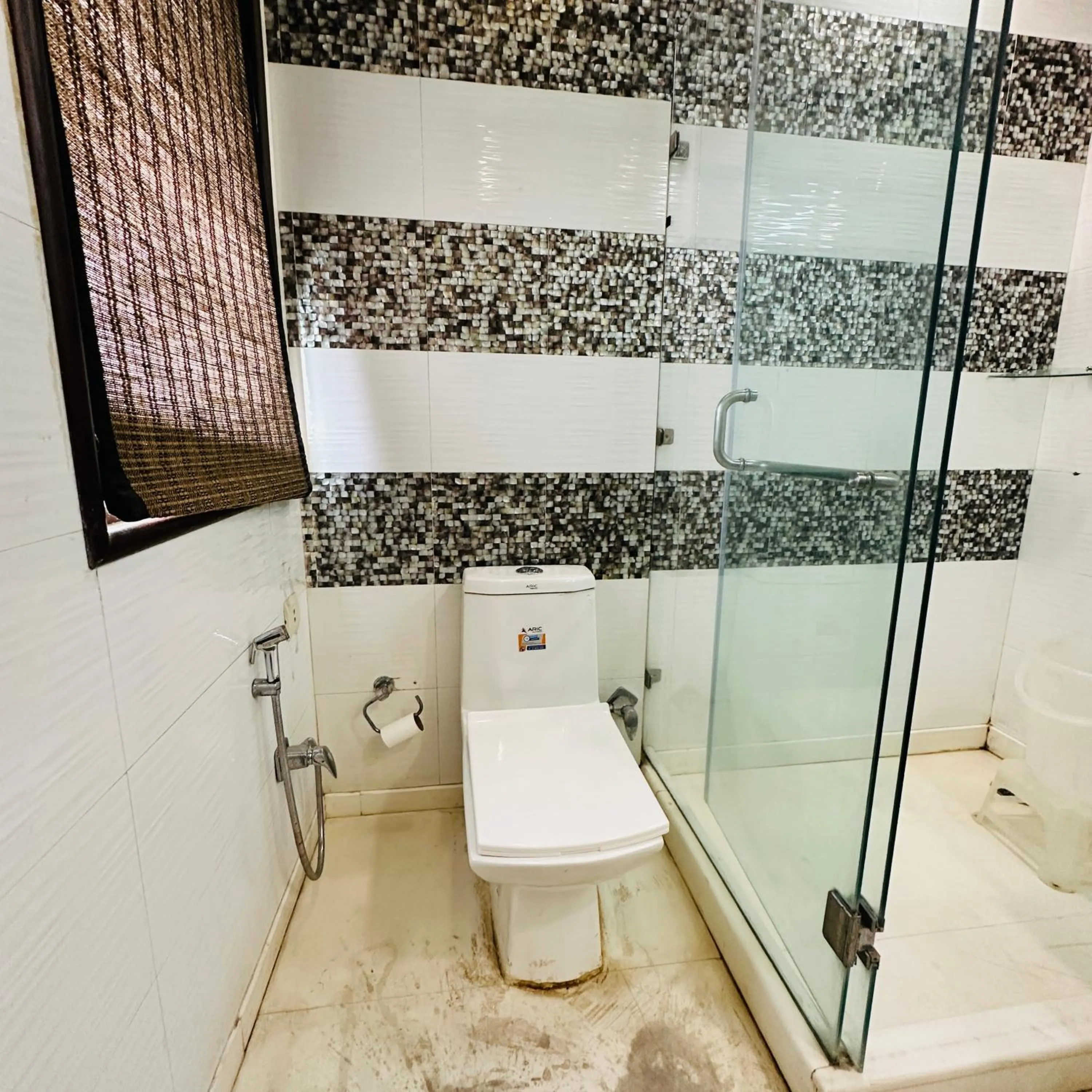 Shower in Qotel Signature Lavish Inn Rajouri Garden