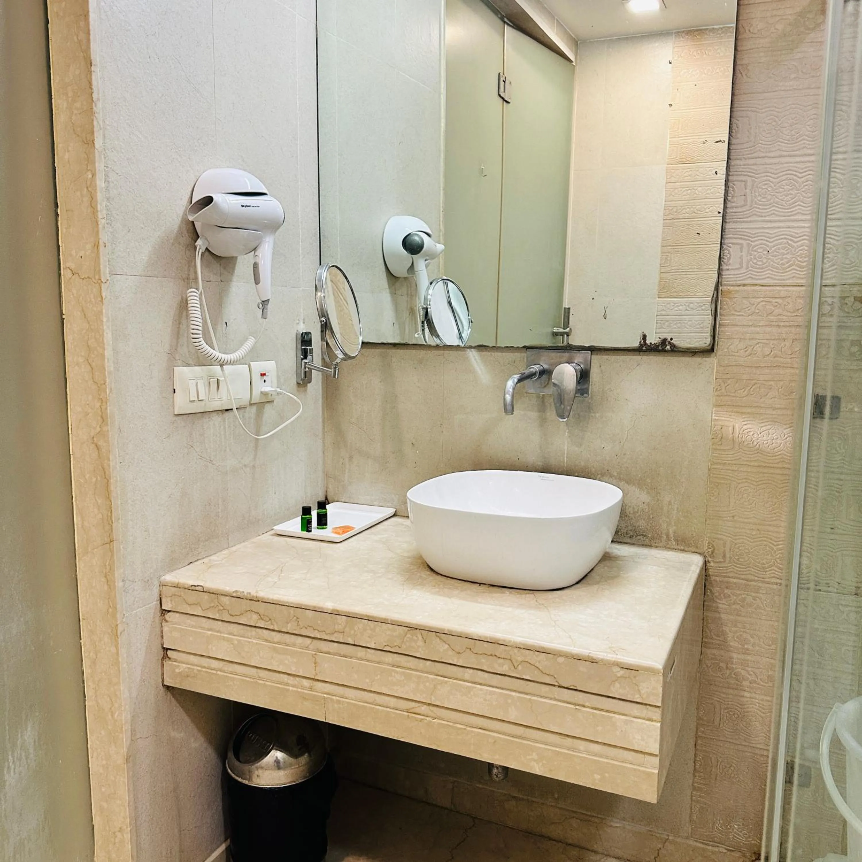 Shower in Qotel Signature Lavish Inn Rajouri Garden