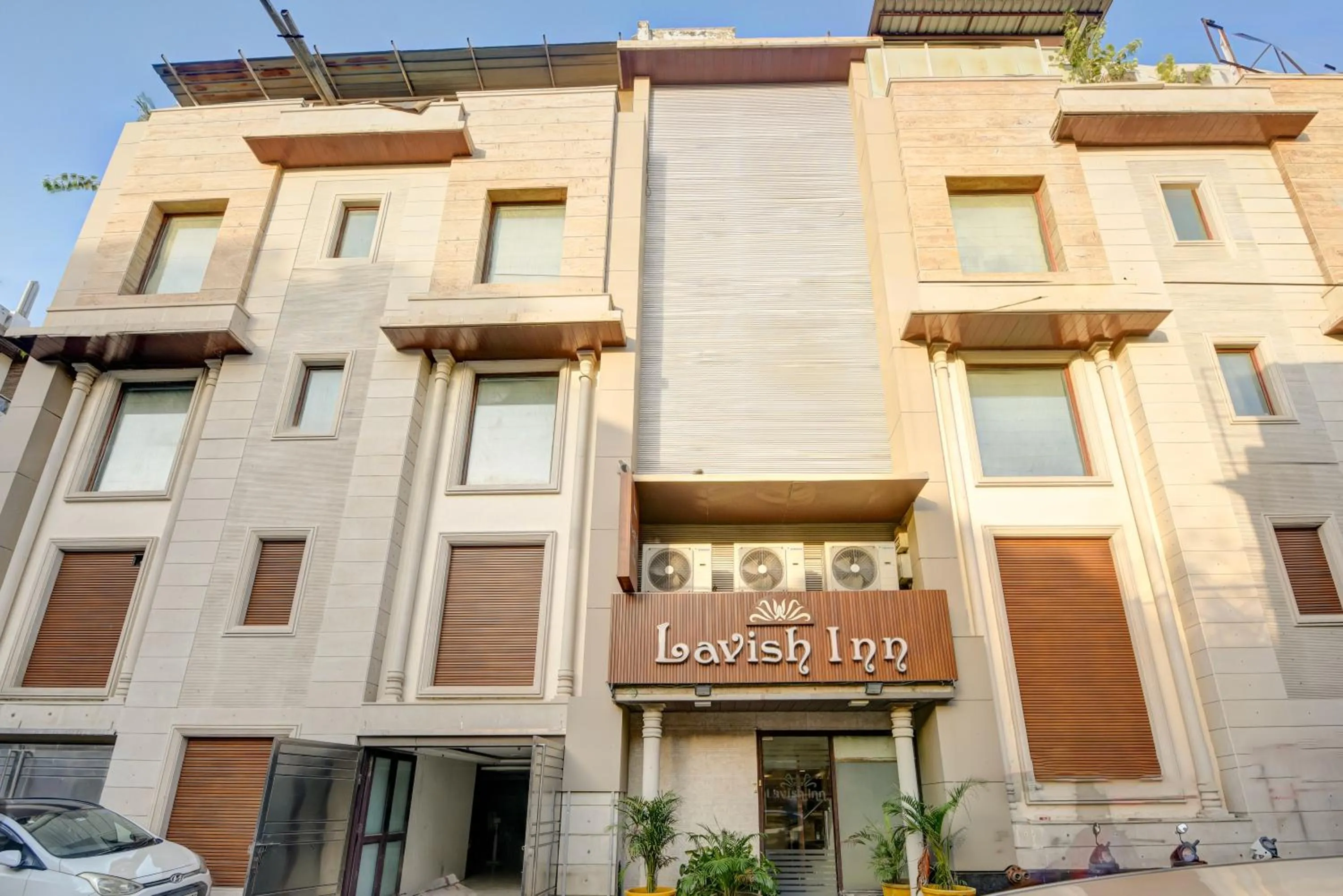 Property building in Qotel Signature Lavish Inn Rajouri Garden