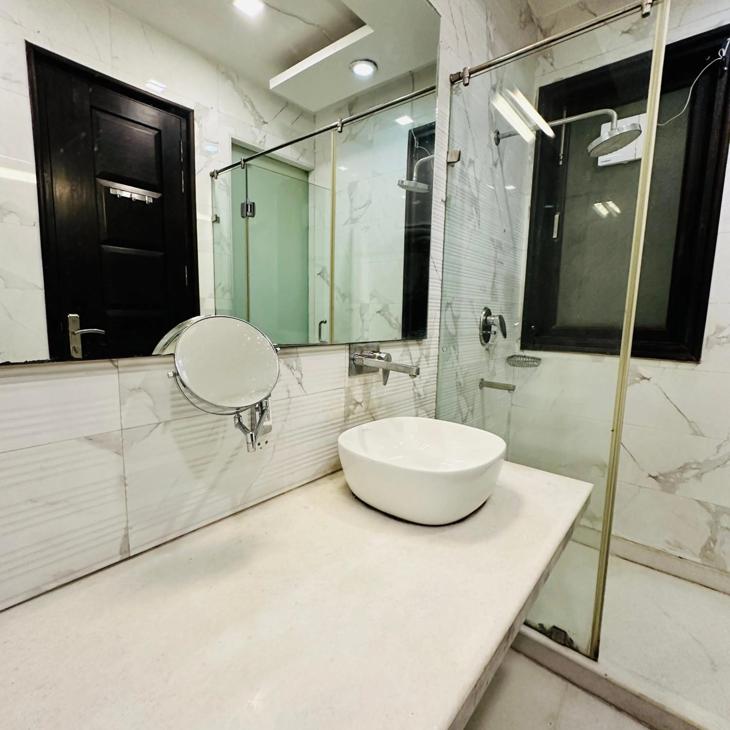 Shower in Qotel Signature Lavish Inn Rajouri Garden