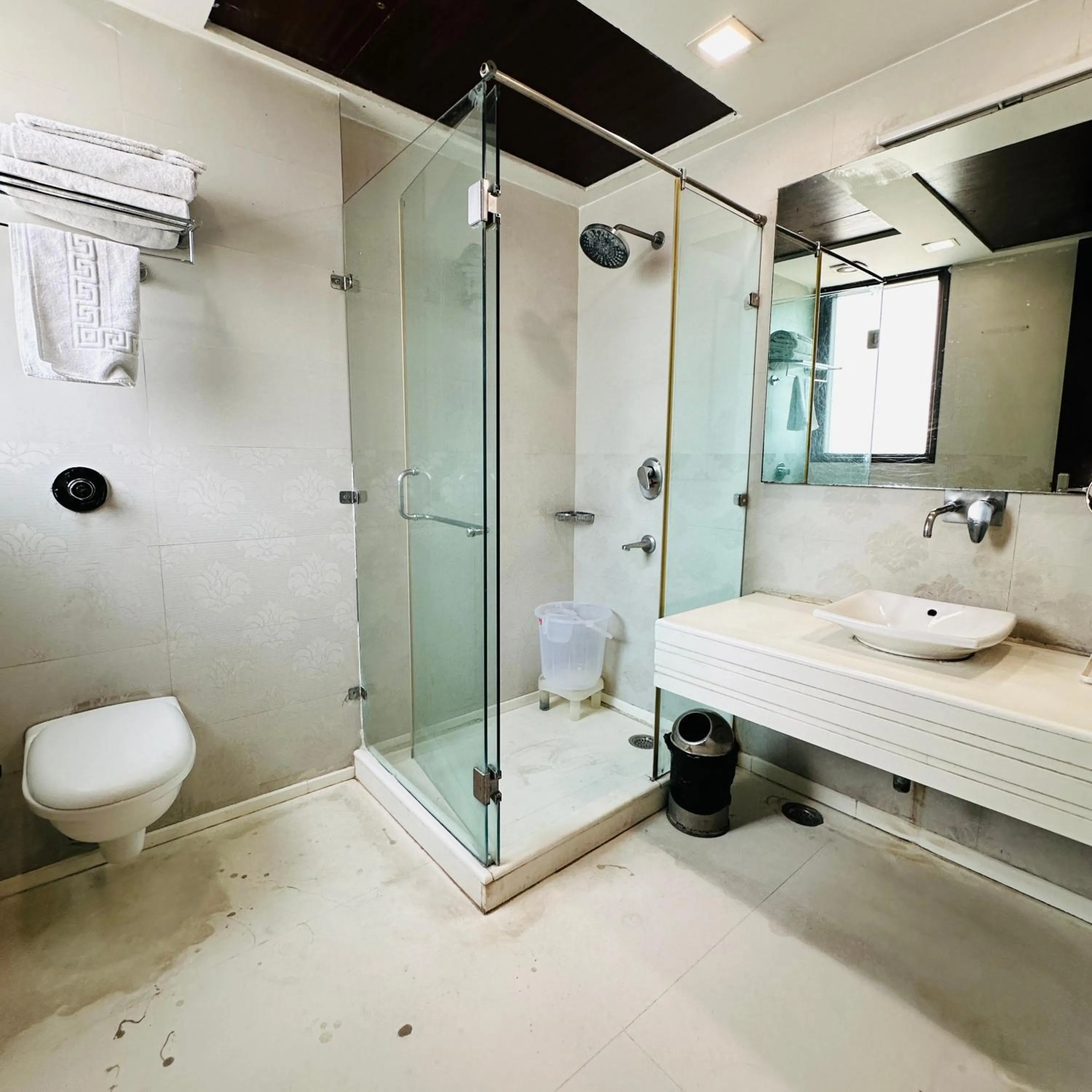 Shower in Qotel Signature Lavish Inn Rajouri Garden