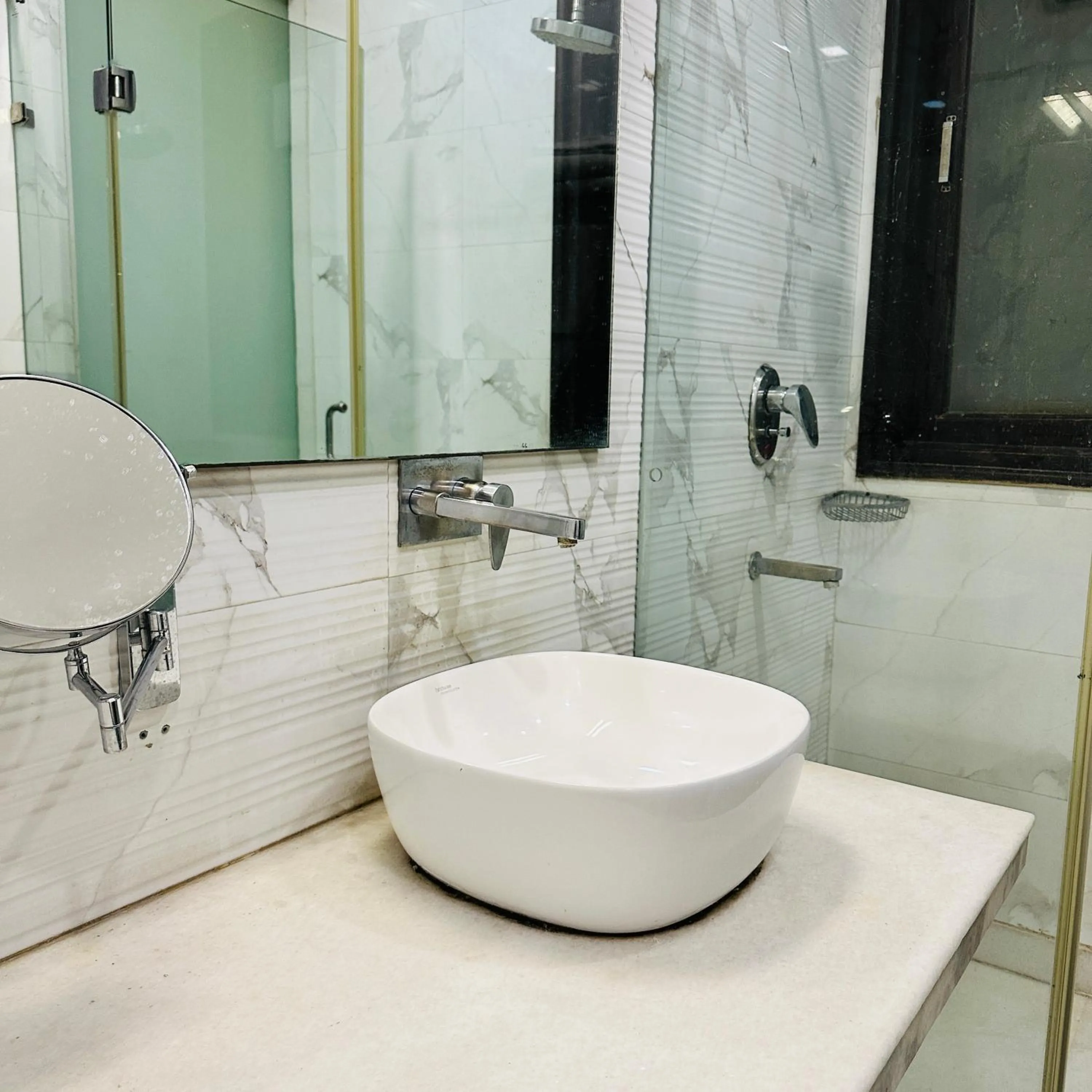 Shower in Qotel Signature Lavish Inn Rajouri Garden