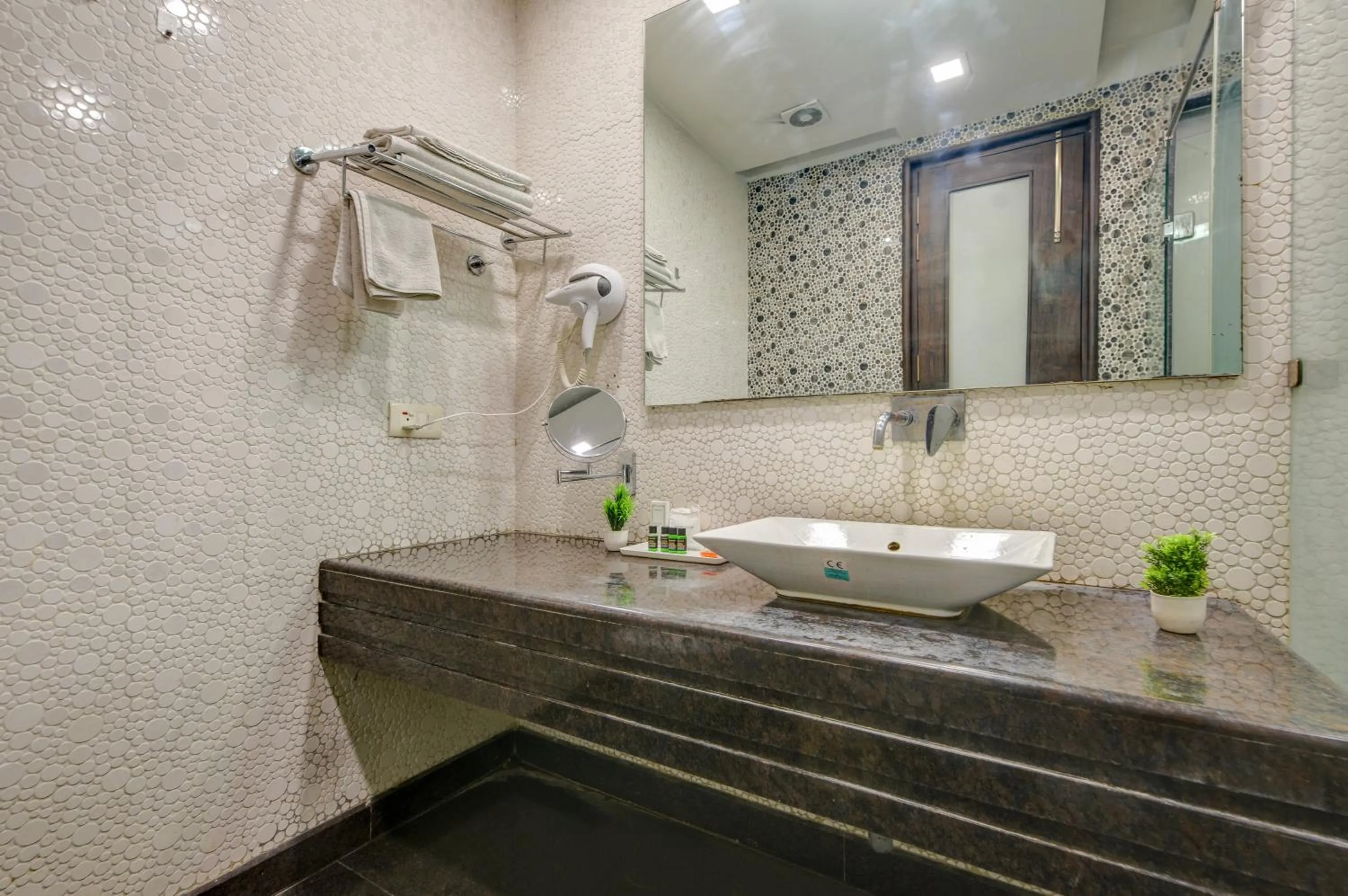 Shower in Qotel Signature Lavish Inn Rajouri Garden