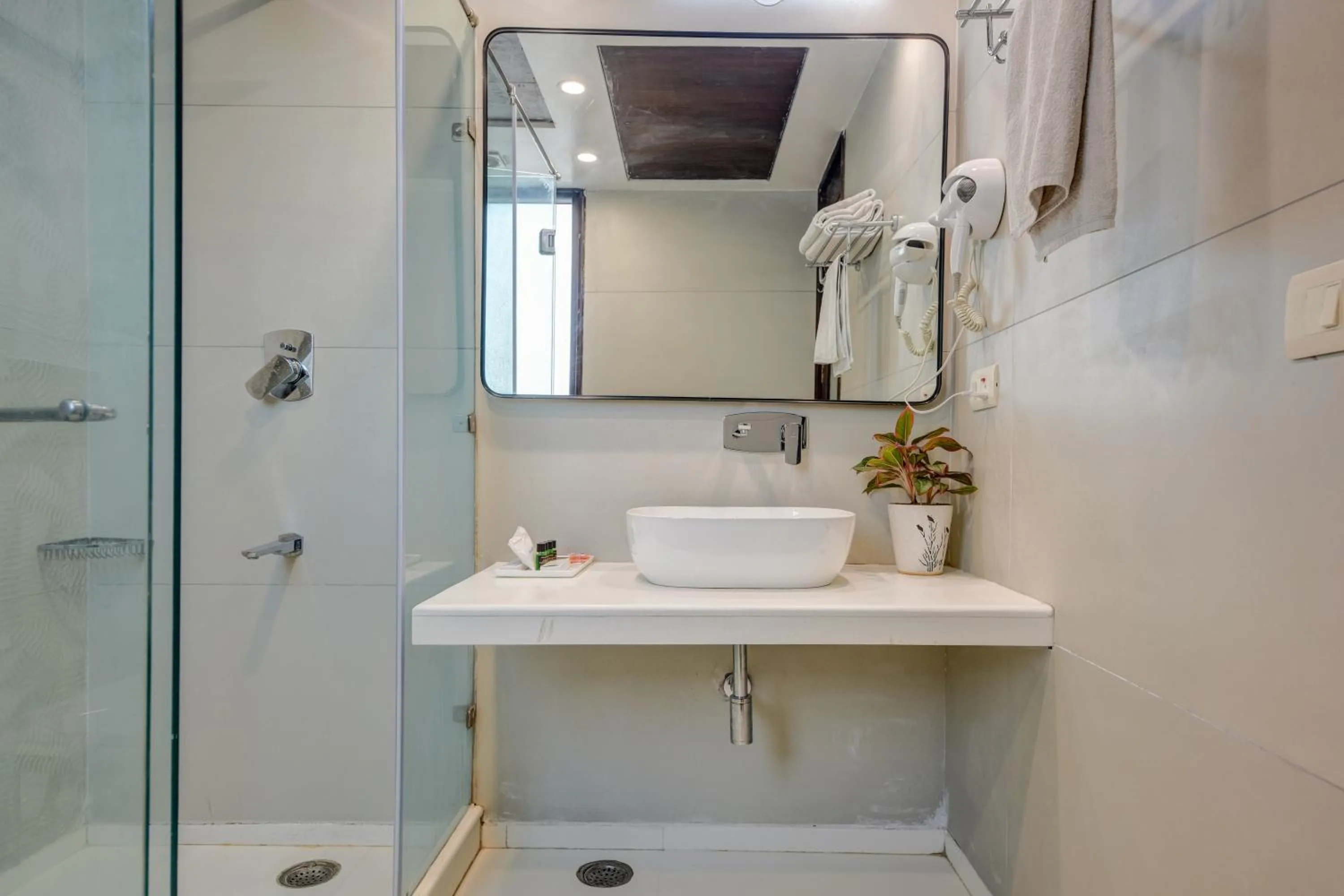 Shower in Qotel Signature Lavish Inn Rajouri Garden