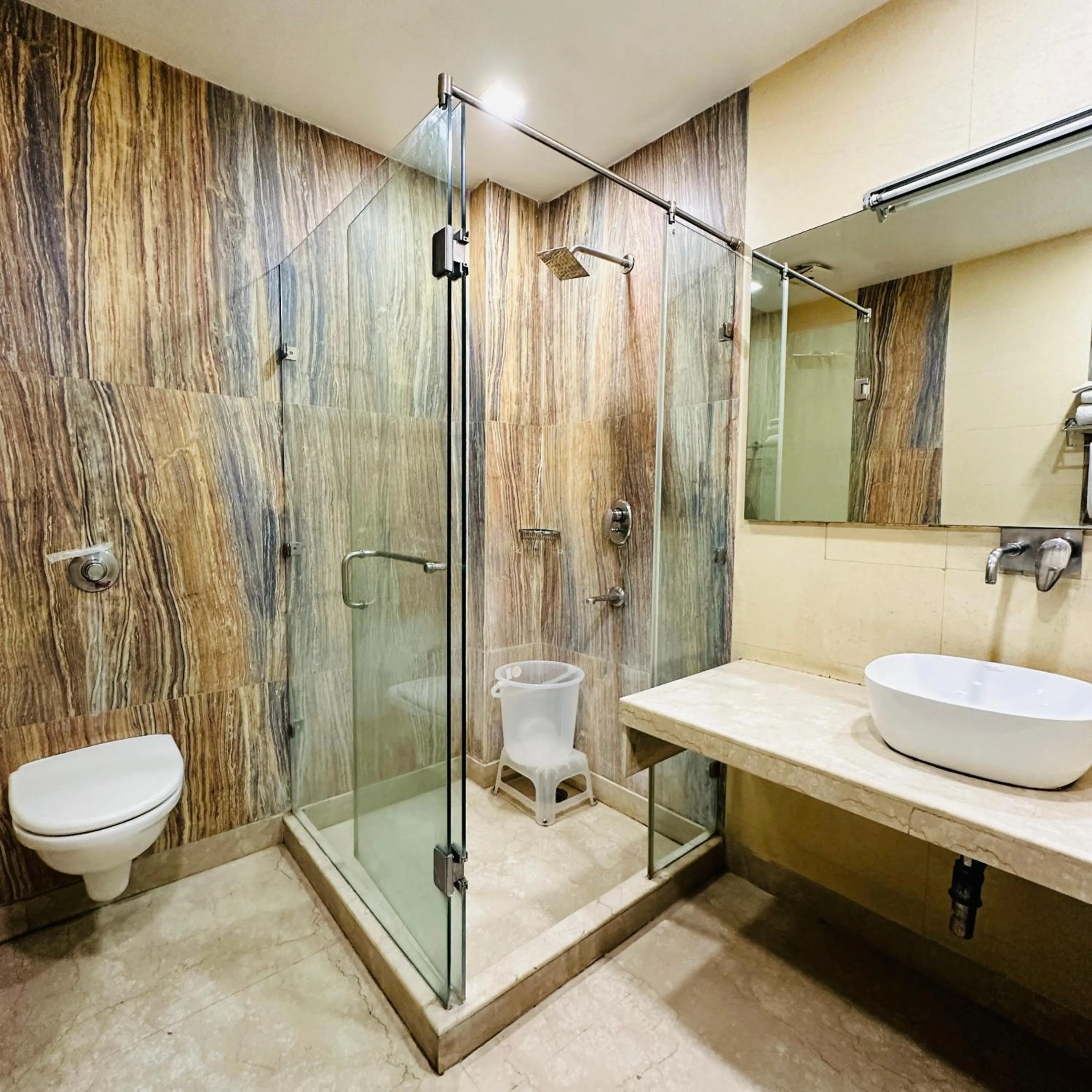 Shower in Qotel Signature Lavish Inn Rajouri Garden