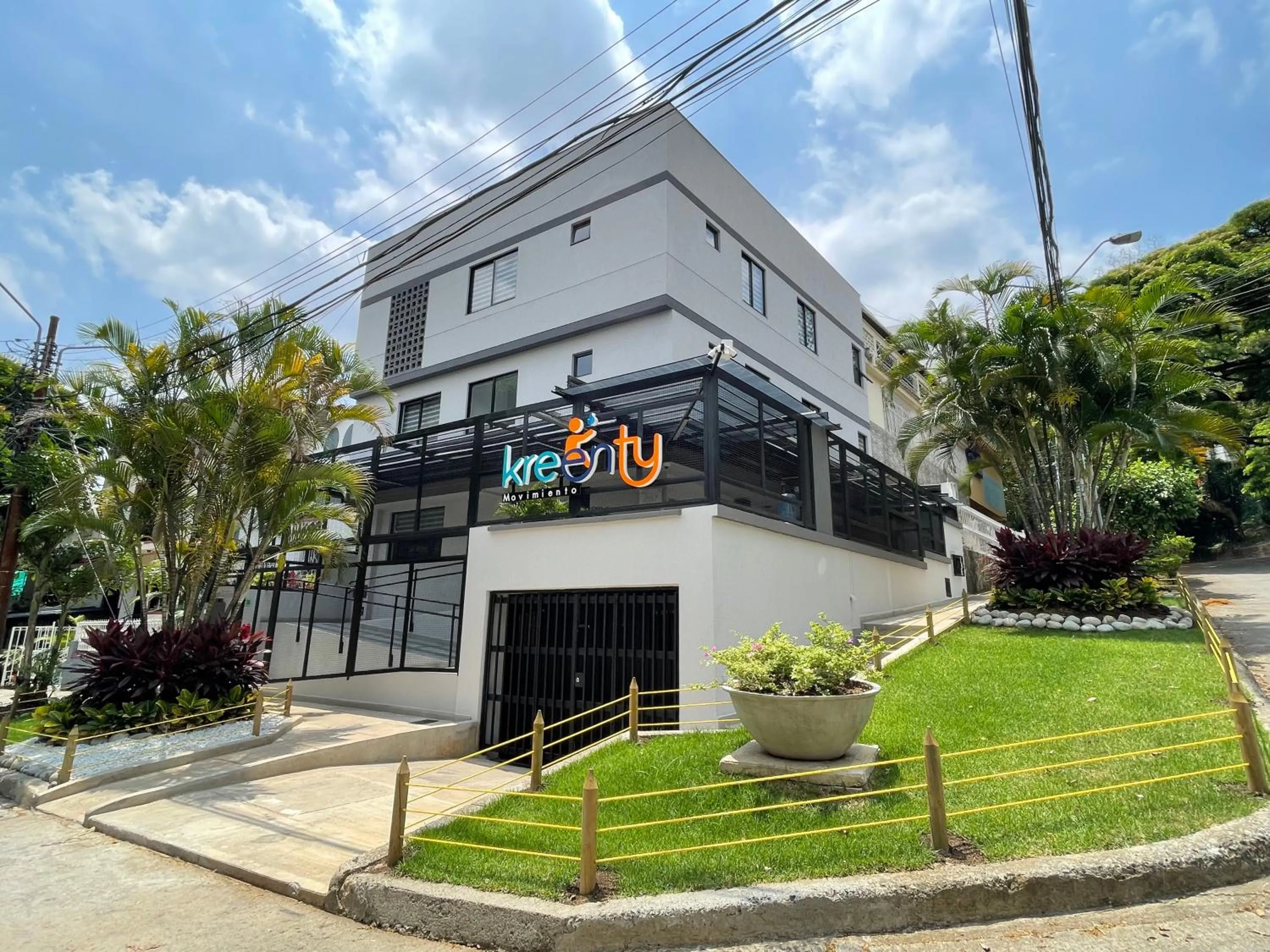 Property building in Hotel Casa Kreenty