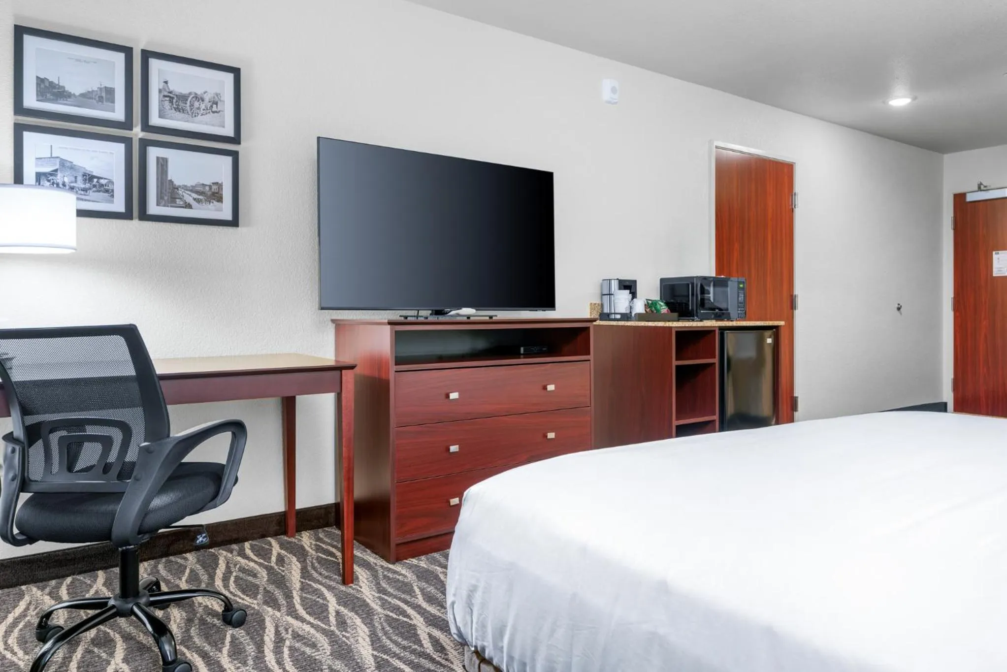 Photo of the whole room, Bed in Cobblestone Hotel & Suites - Lynden