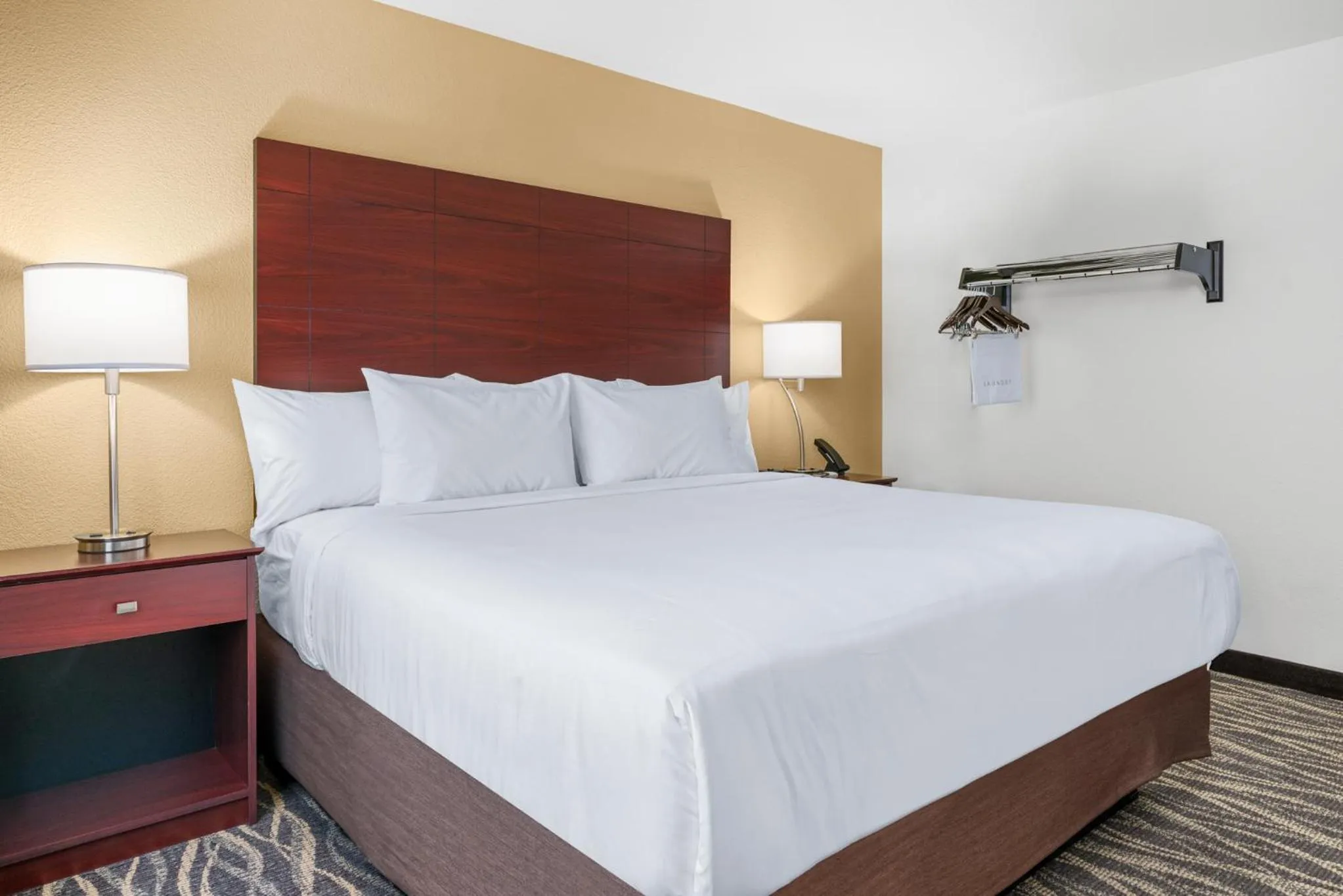 Bedroom, Bed in Cobblestone Hotel & Suites - Lynden