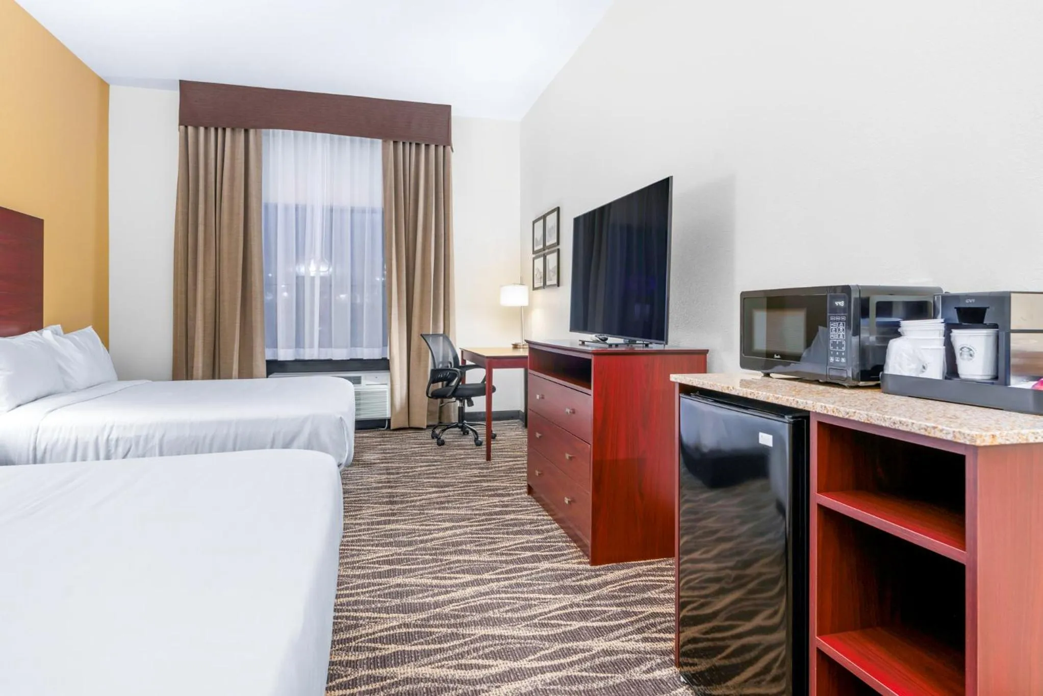 Bedroom, Bed in Cobblestone Hotel & Suites - Lynden