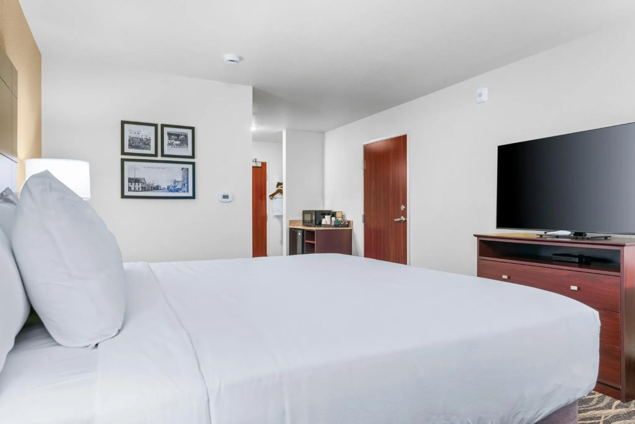 Bed in Cobblestone Hotel & Suites - Lynden