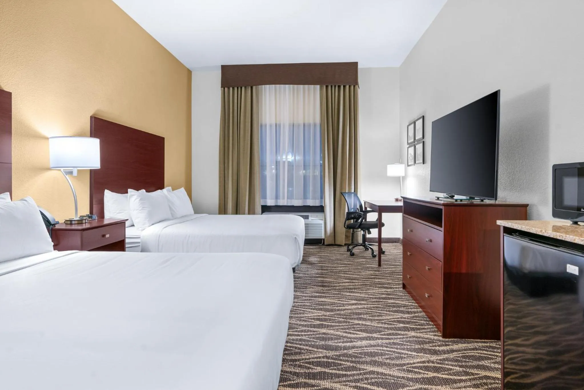 Bedroom, Bed in Cobblestone Hotel & Suites - Lynden