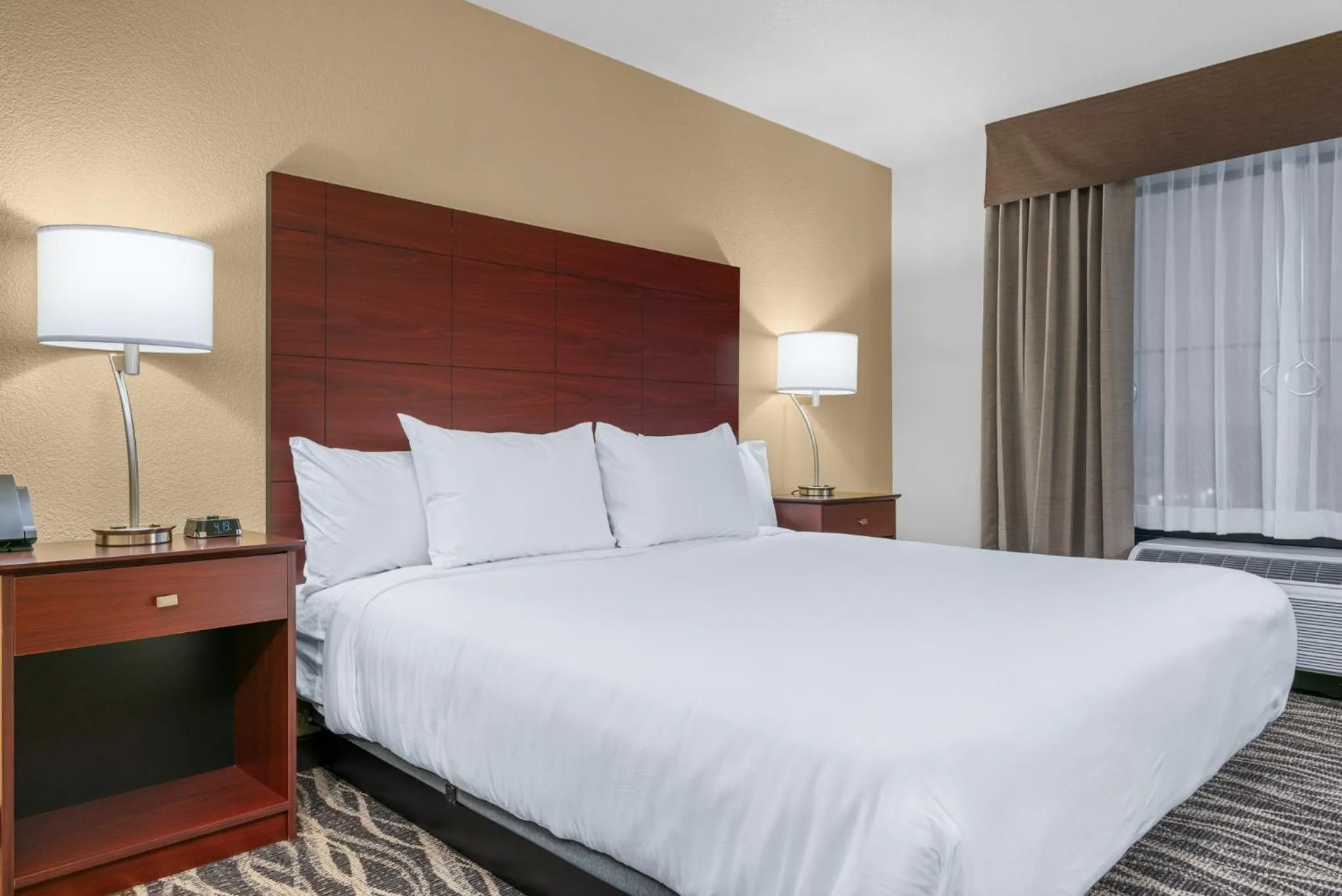 Bed in Cobblestone Hotel & Suites - Lynden