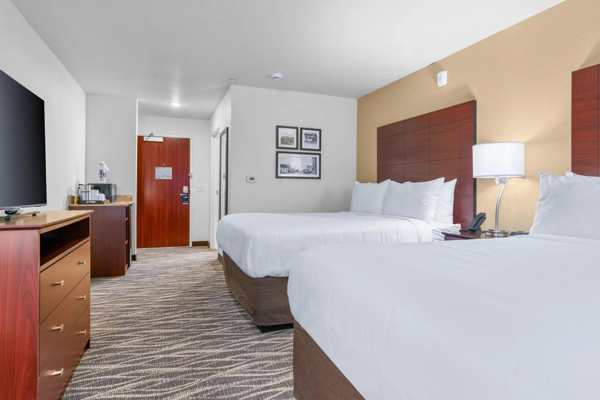 Photo of the whole room, Bed in Cobblestone Hotel & Suites - Lynden