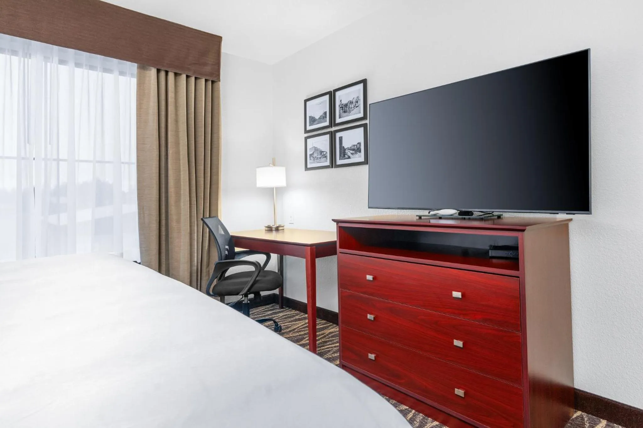 Bedroom, Bed in Cobblestone Hotel & Suites - Lynden