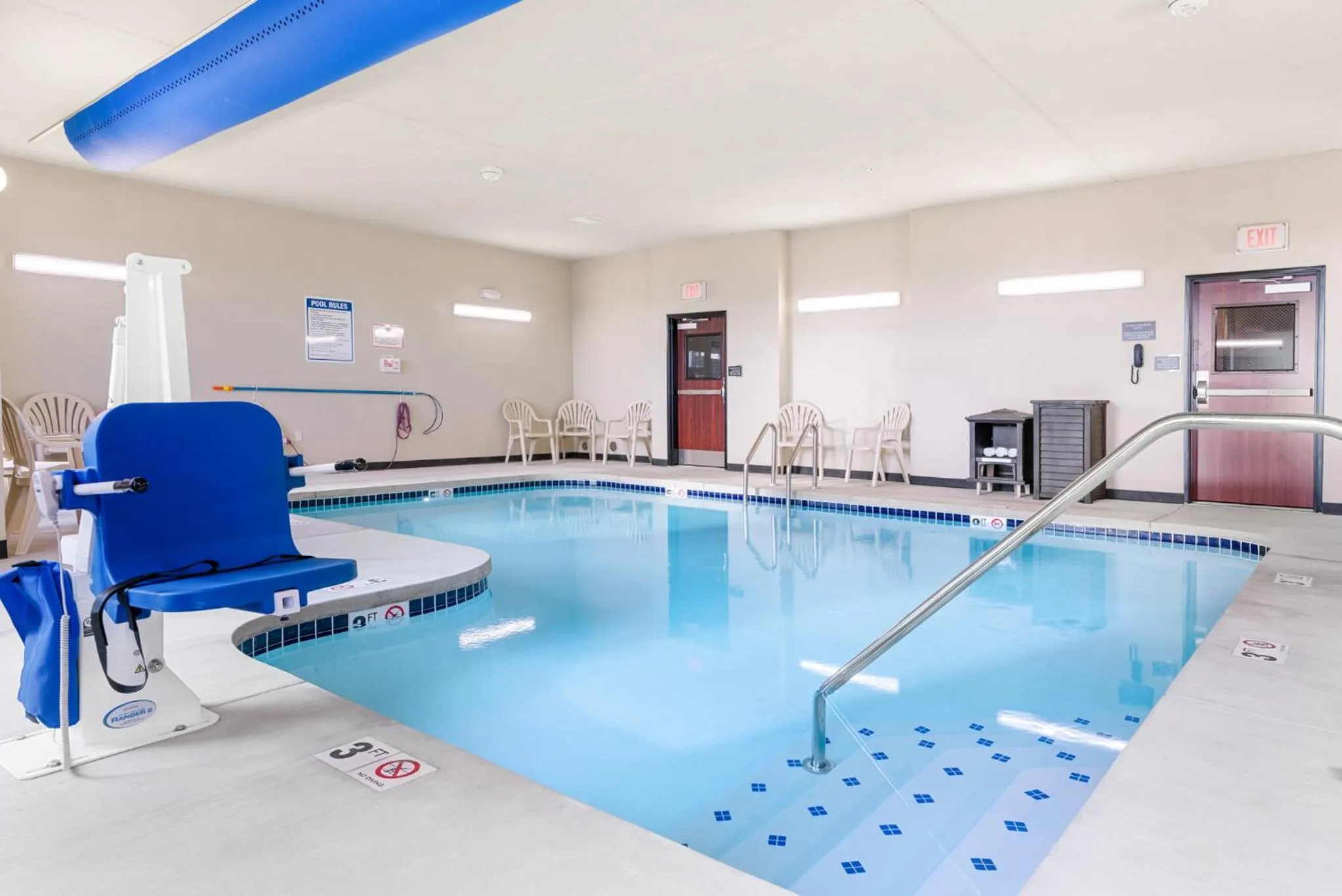 Swimming pool in Cobblestone Hotel & Suites - Lynden