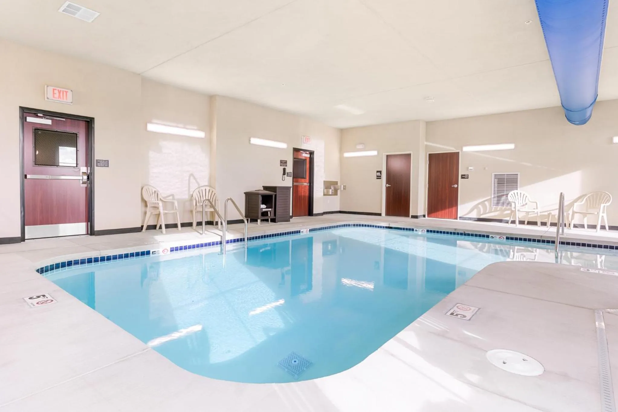 Swimming pool in Cobblestone Hotel & Suites - Lynden