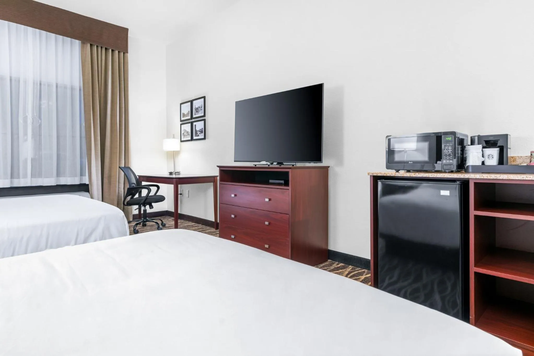 Bedroom, Bed in Cobblestone Hotel & Suites - Lynden