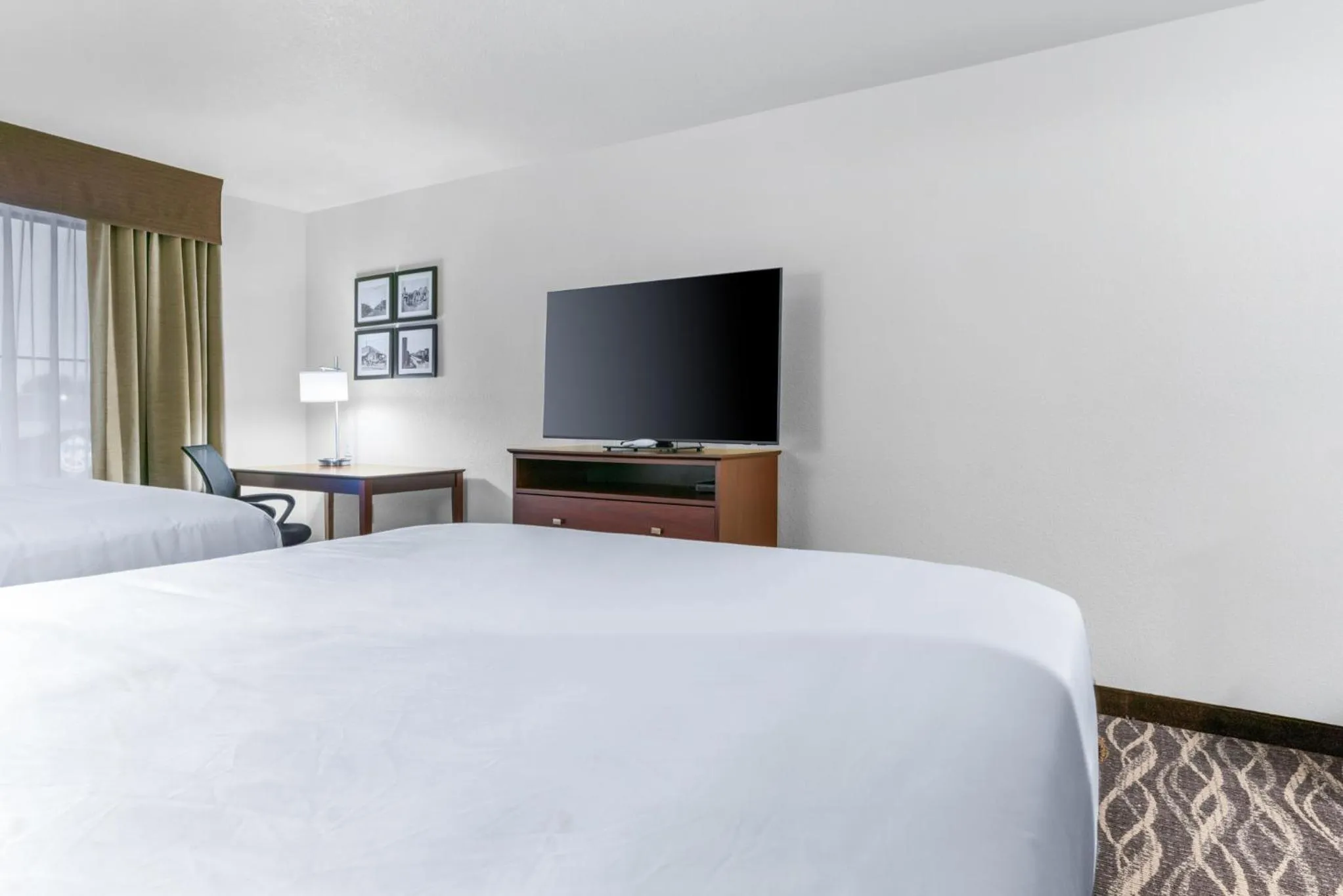 Bed in Cobblestone Hotel & Suites - Lynden