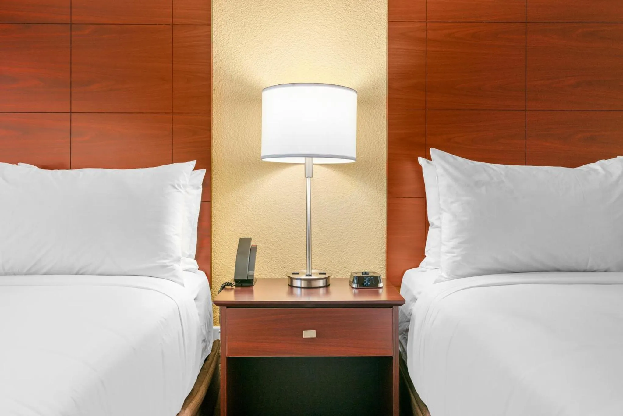 Bed in Cobblestone Hotel & Suites - Lynden