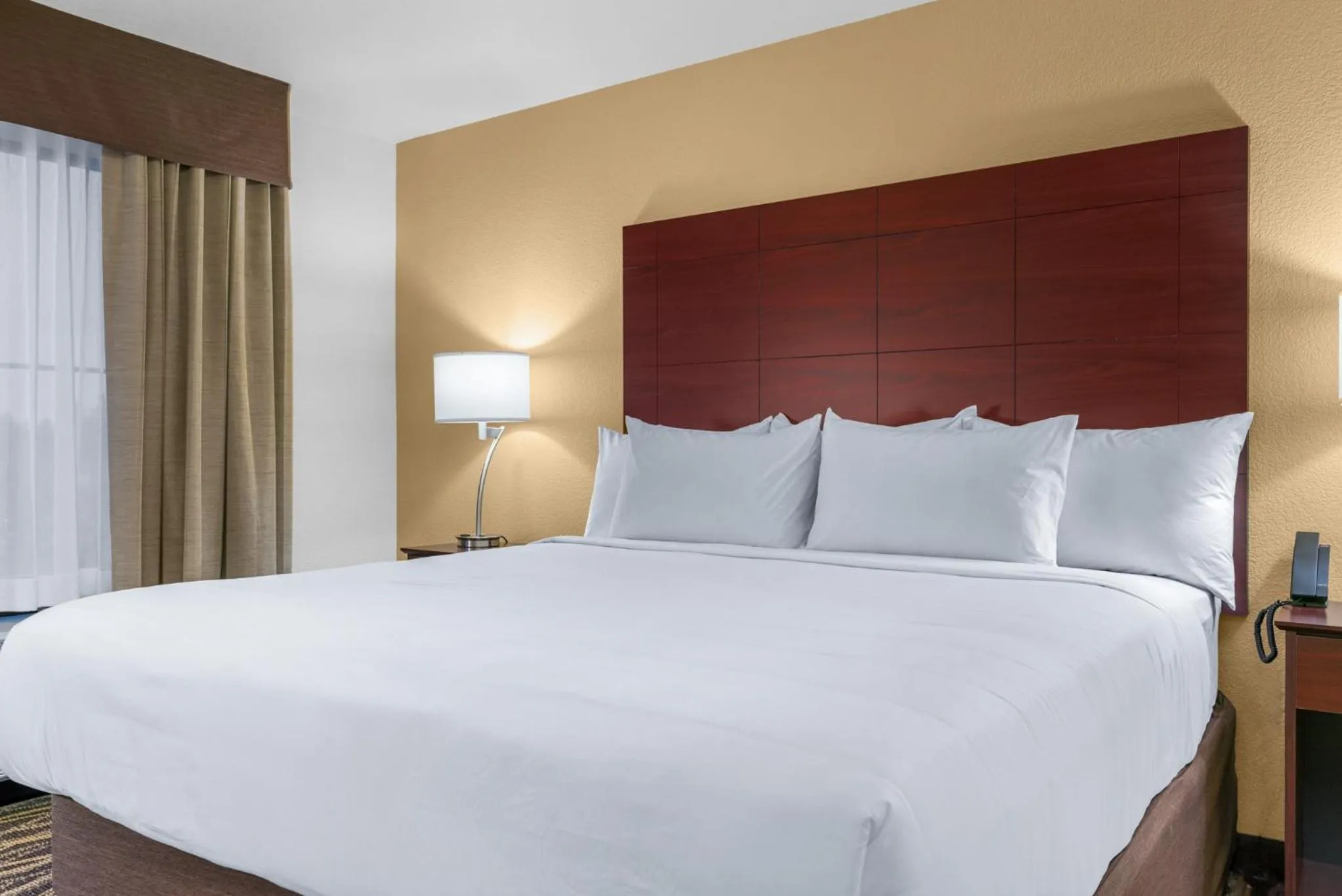 Bed in Cobblestone Hotel & Suites - Lynden