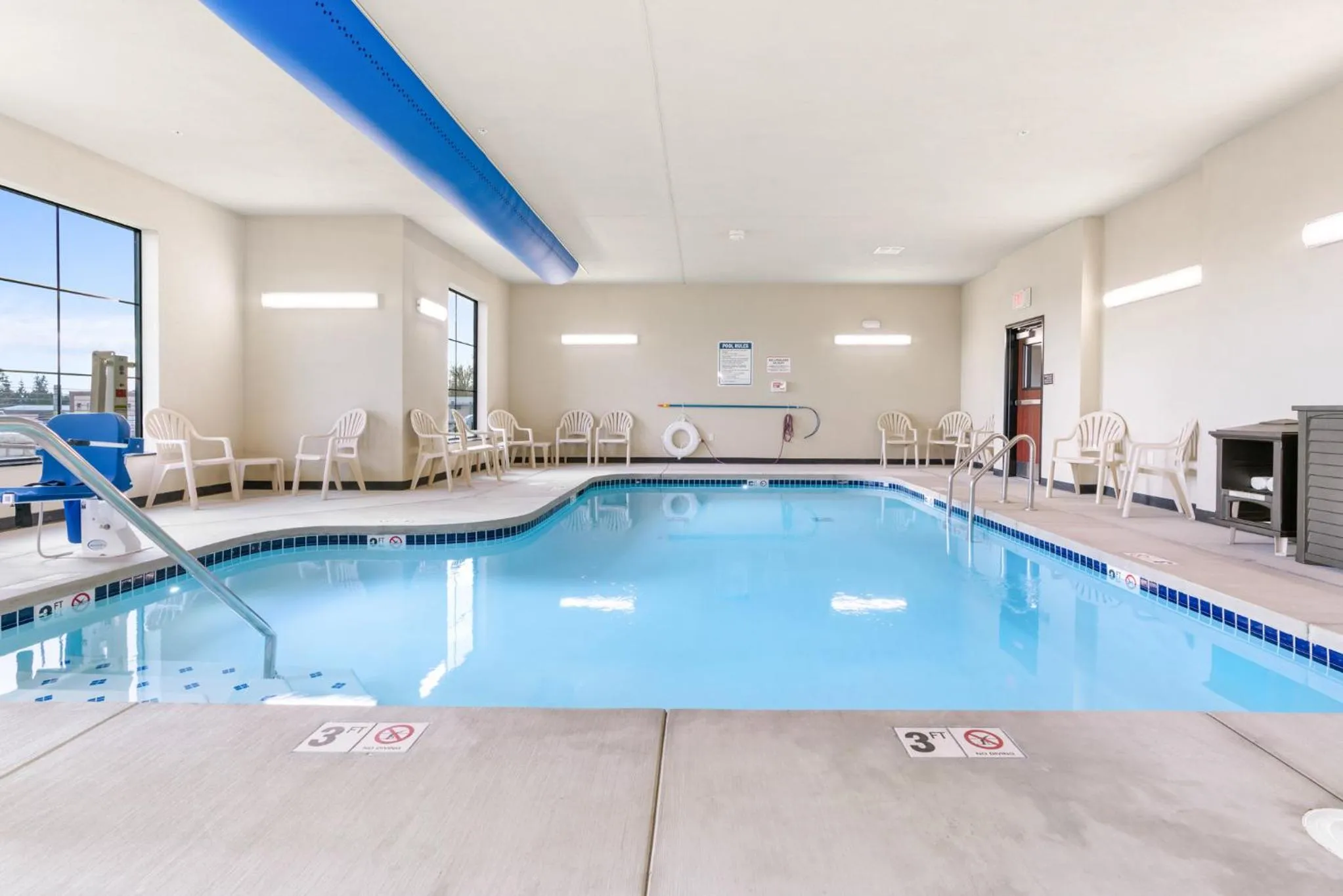 Swimming pool in Cobblestone Hotel & Suites - Lynden