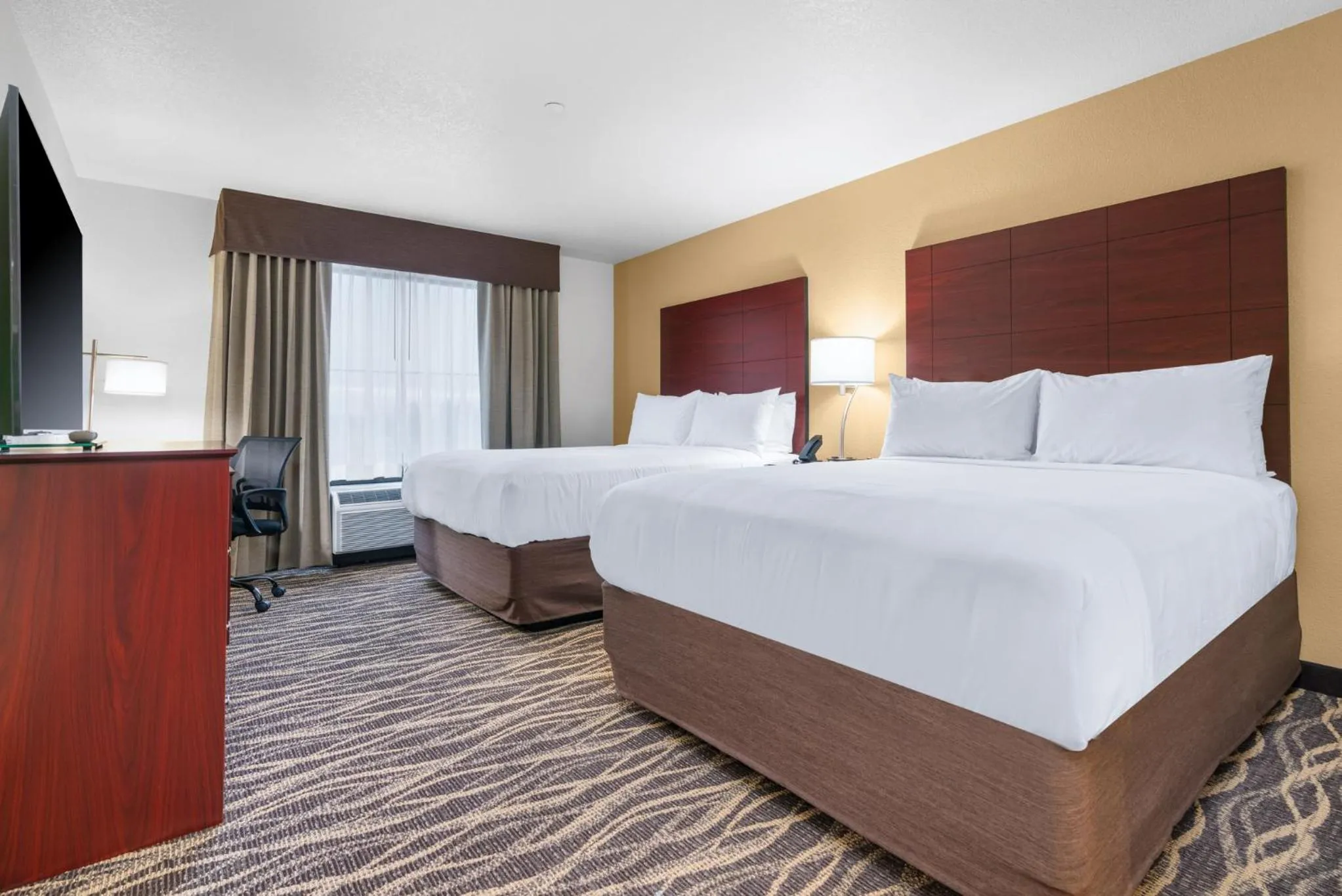 Photo of the whole room, Bed in Cobblestone Hotel & Suites - Lynden