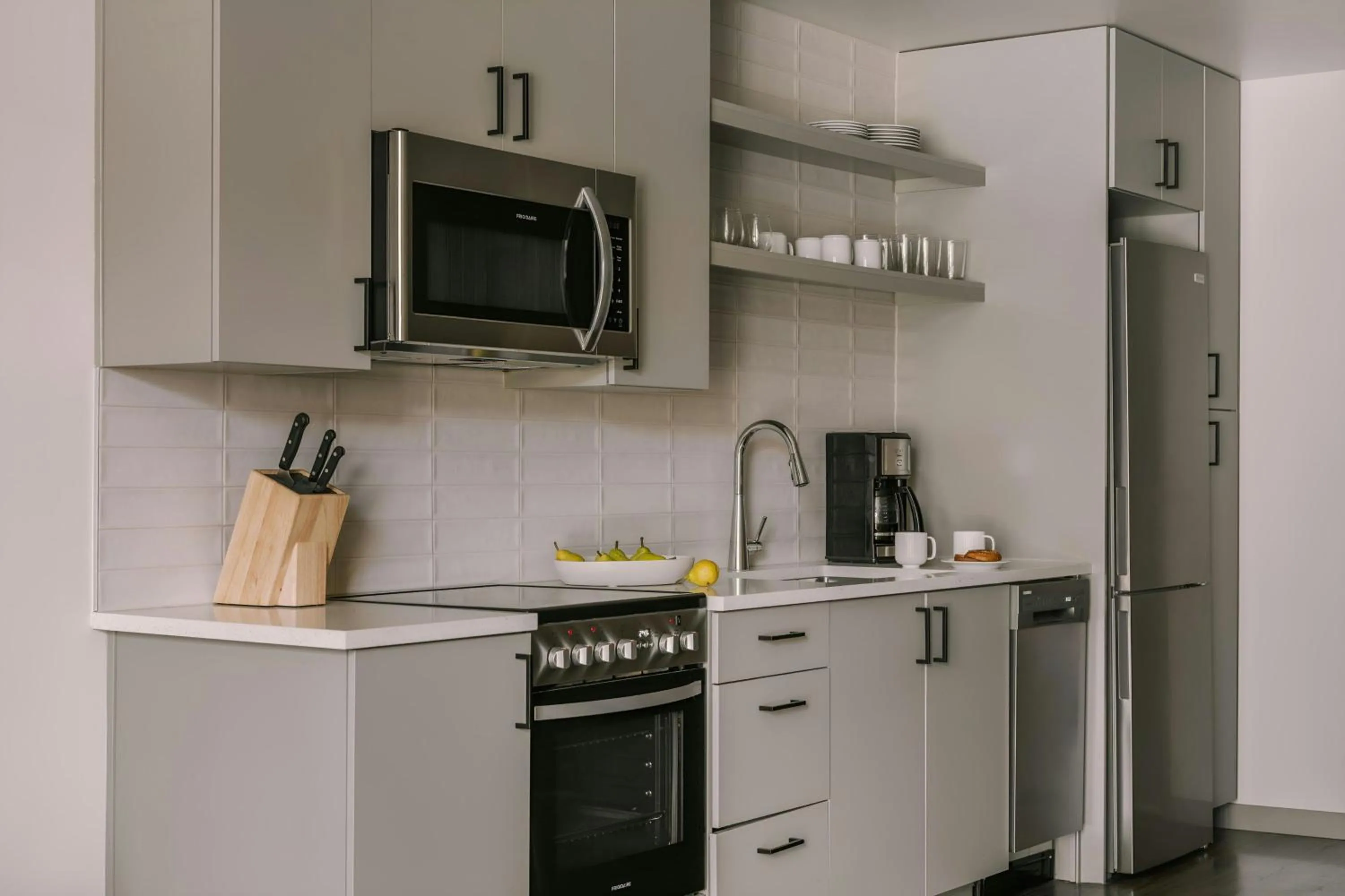 Kitchen or kitchenette in Sonder Skyline Apartments LoHi