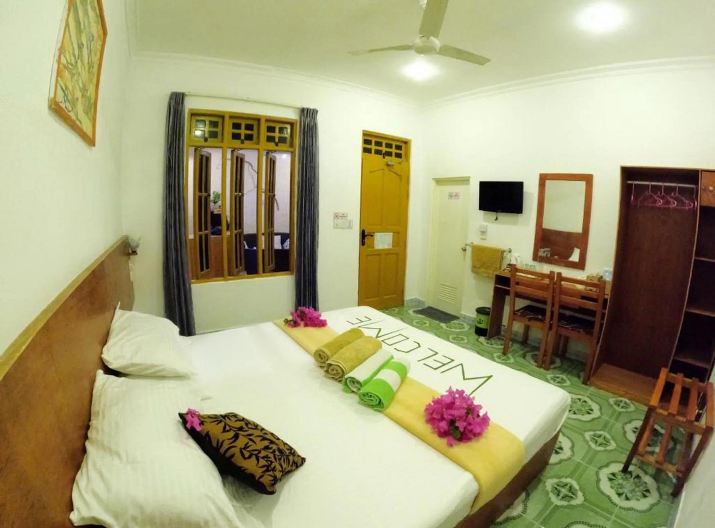 Communal lounge/ TV room in Adroit Beach Inn