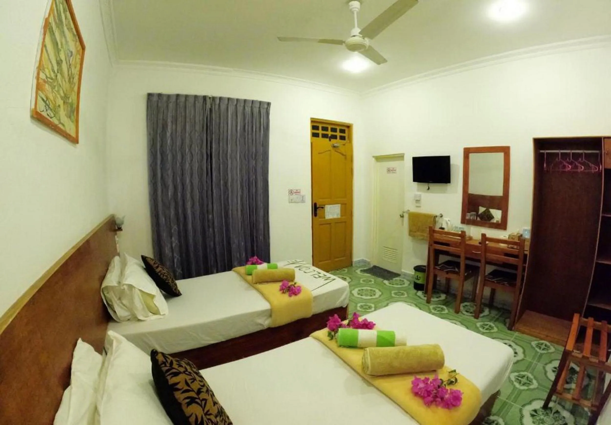 Communal lounge/ TV room in Adroit Beach Inn
