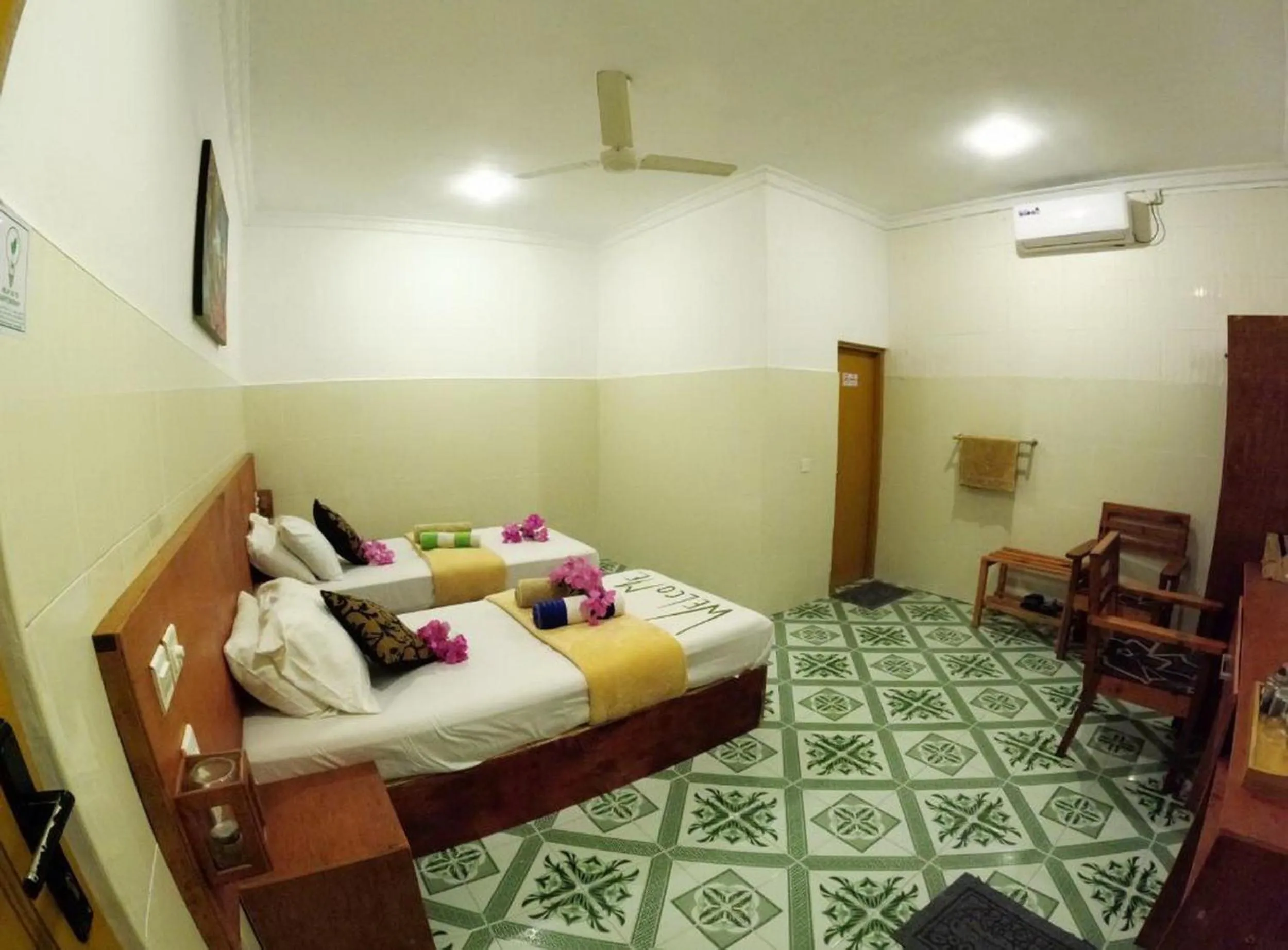 Bed in Adroit Beach Inn