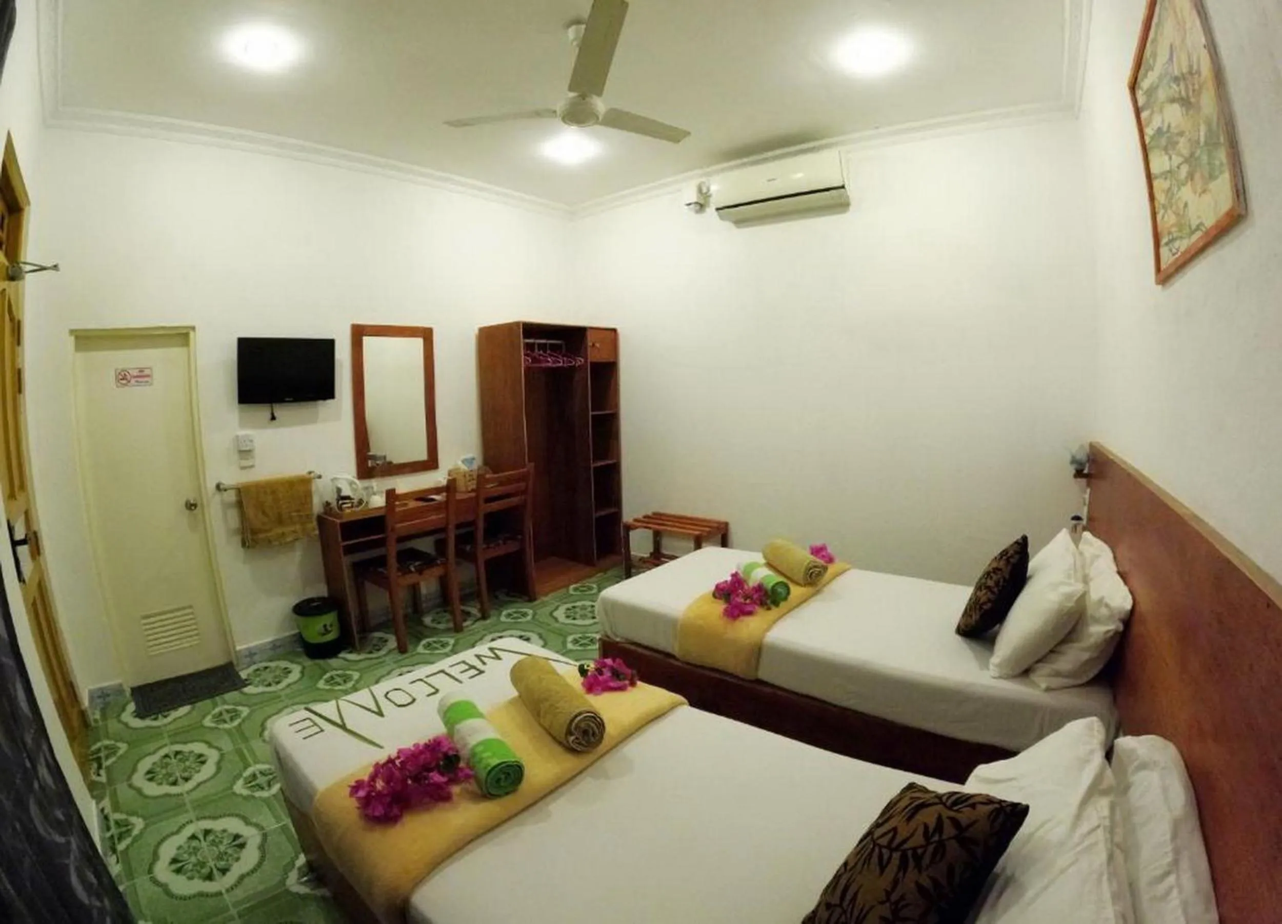 Communal lounge/ TV room in Adroit Beach Inn