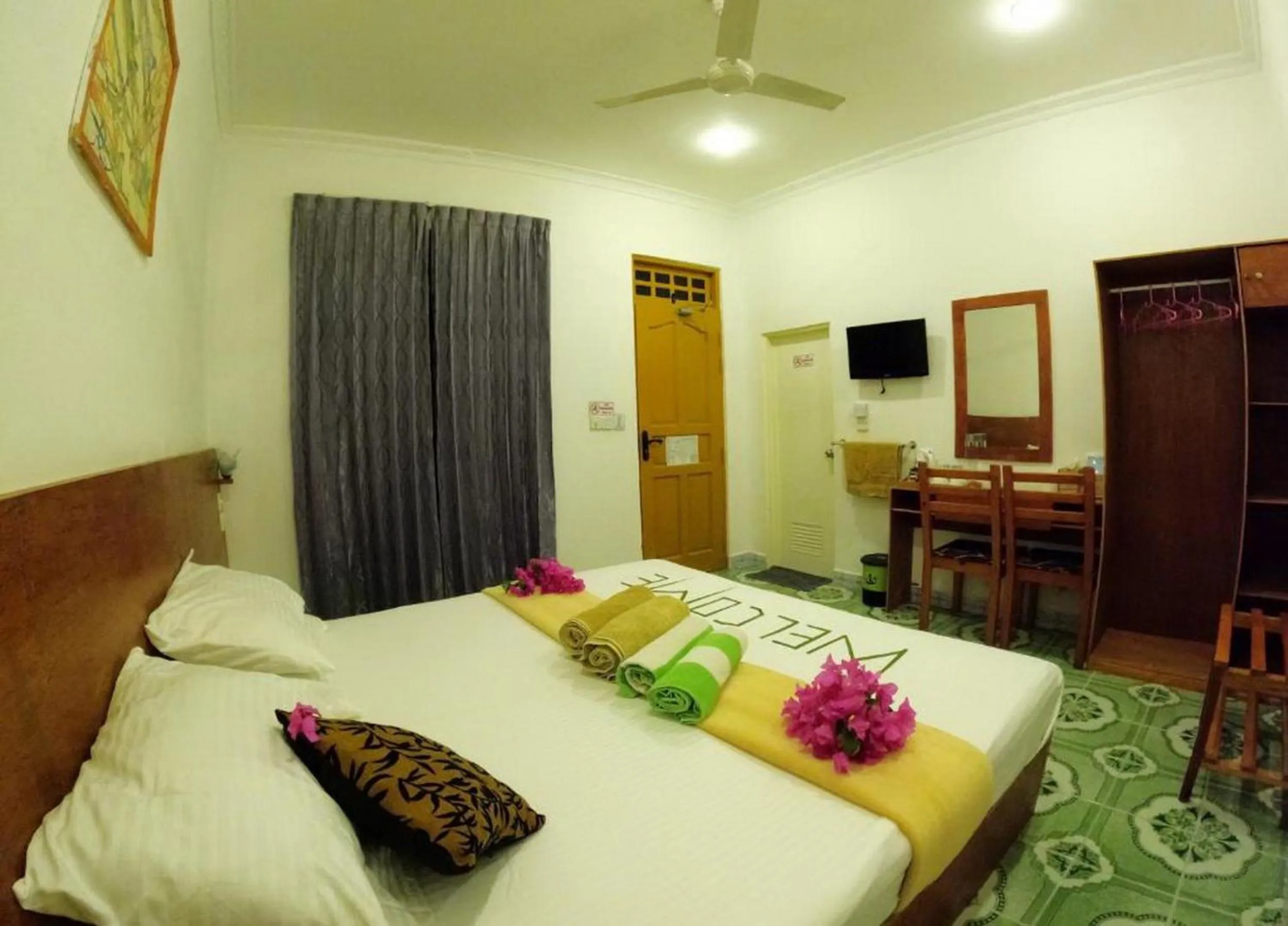 Communal lounge/ TV room in Adroit Beach Inn