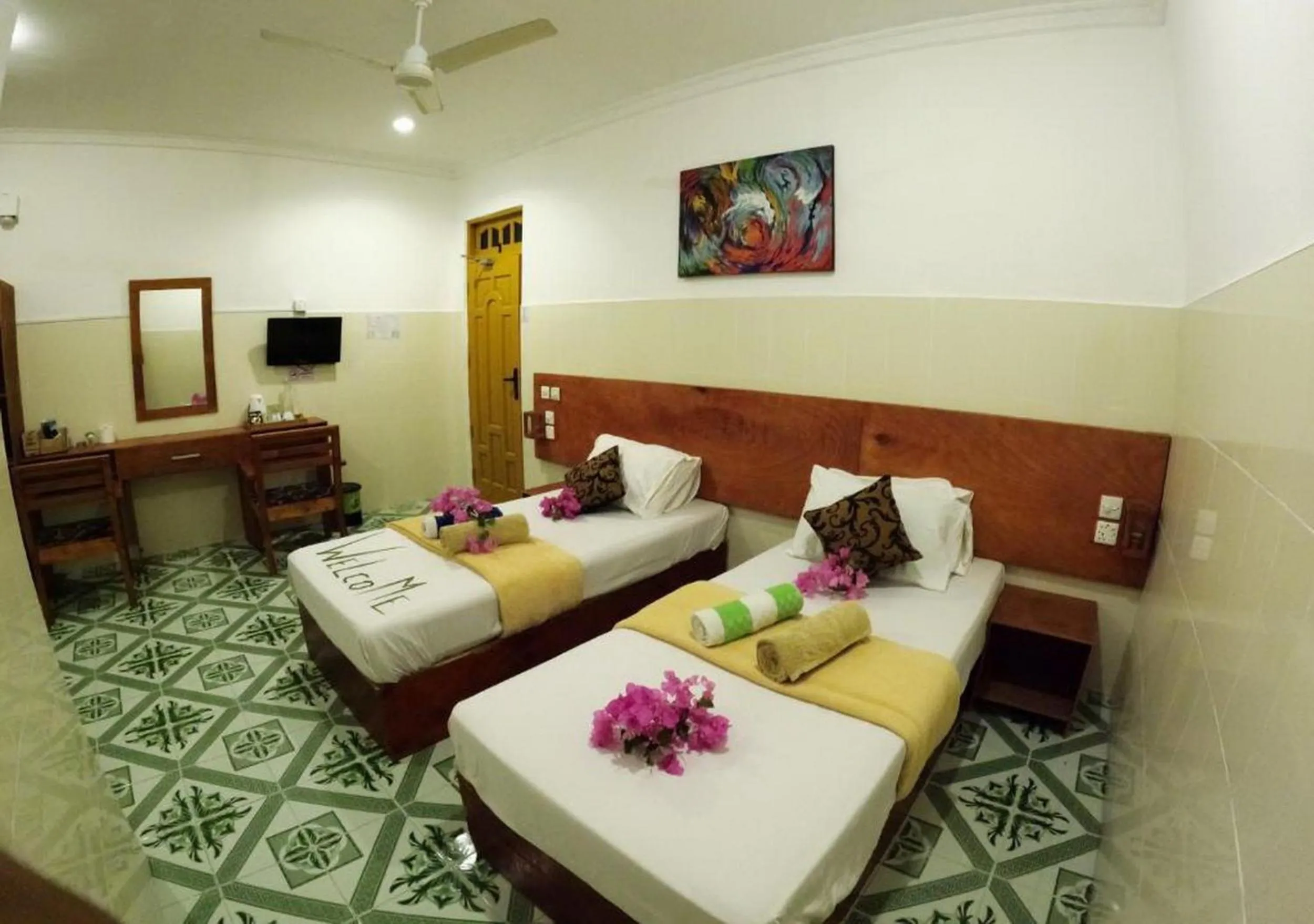 Communal lounge/ TV room in Adroit Beach Inn