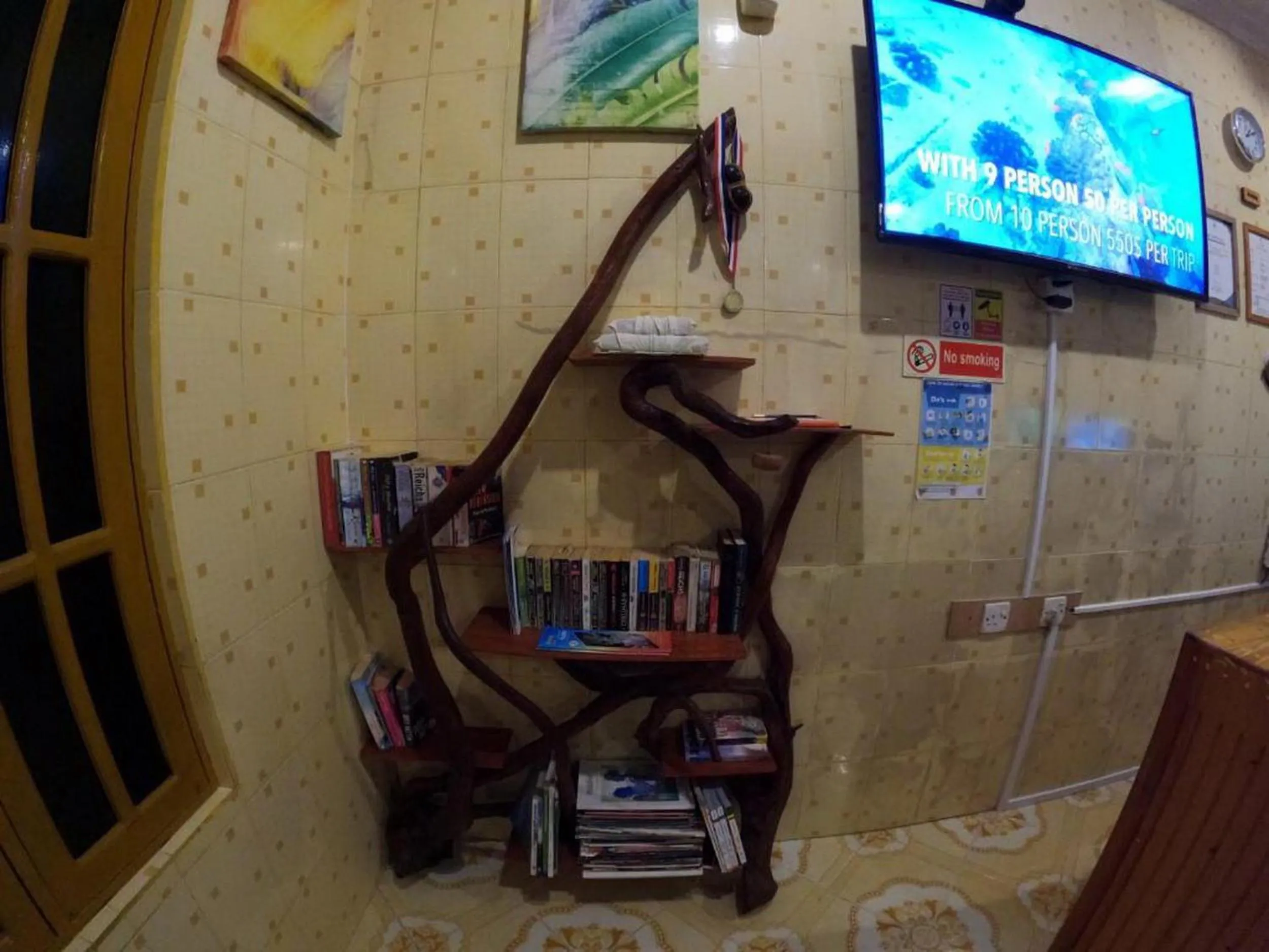 Communal lounge/ TV room in Adroit Beach Inn