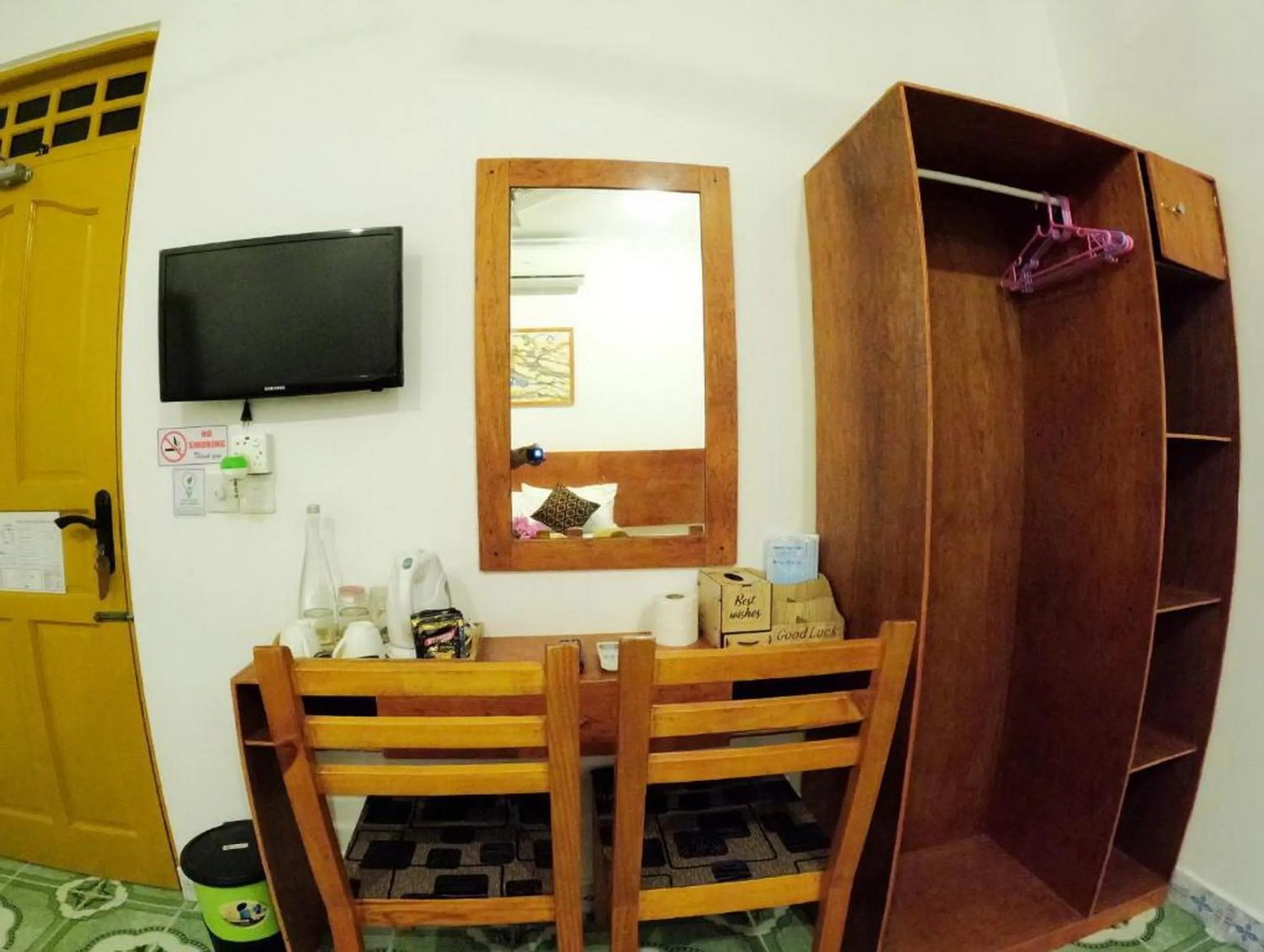 Communal lounge/ TV room in Adroit Beach Inn