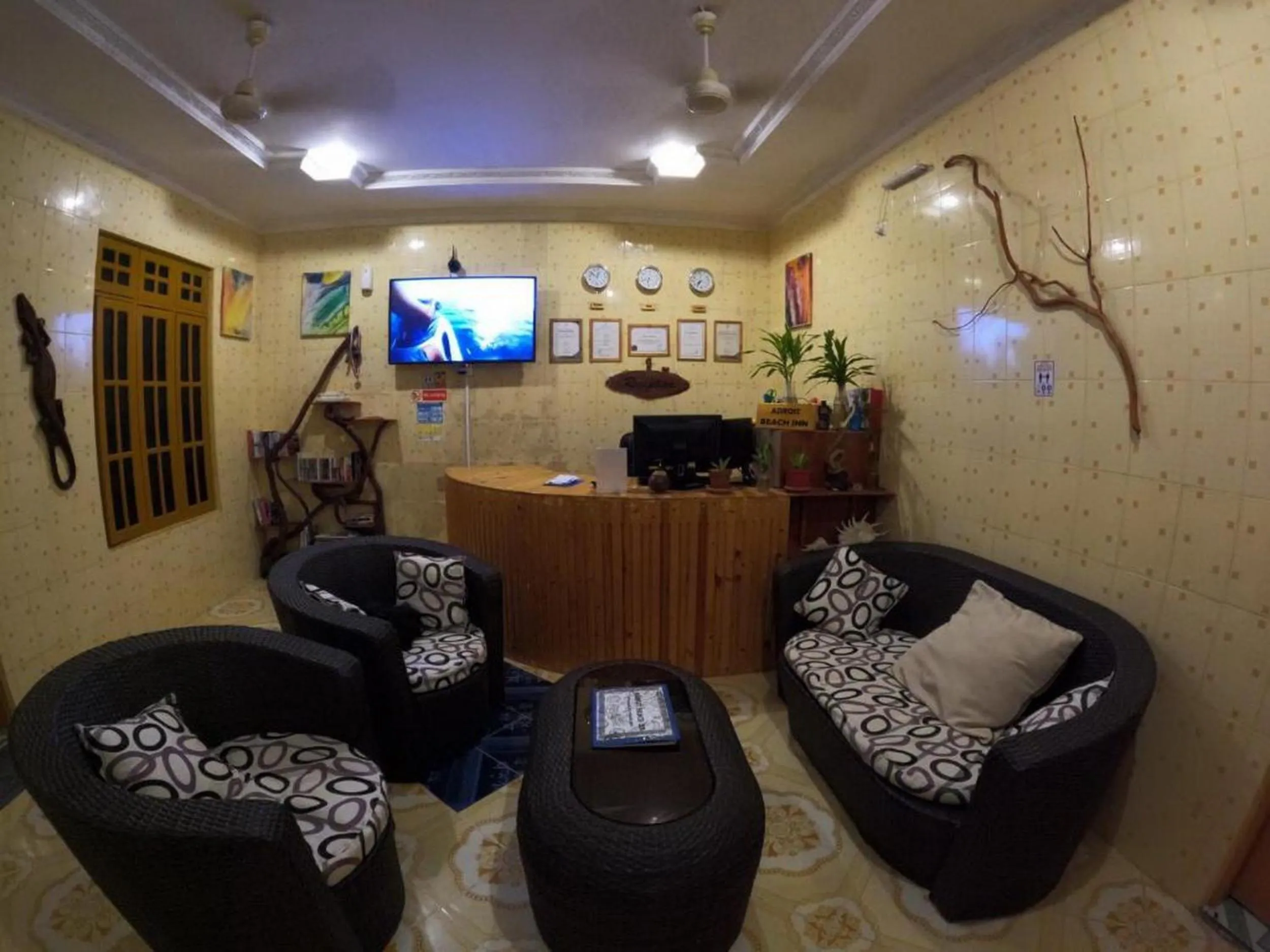 Communal lounge/ TV room in Adroit Beach Inn
