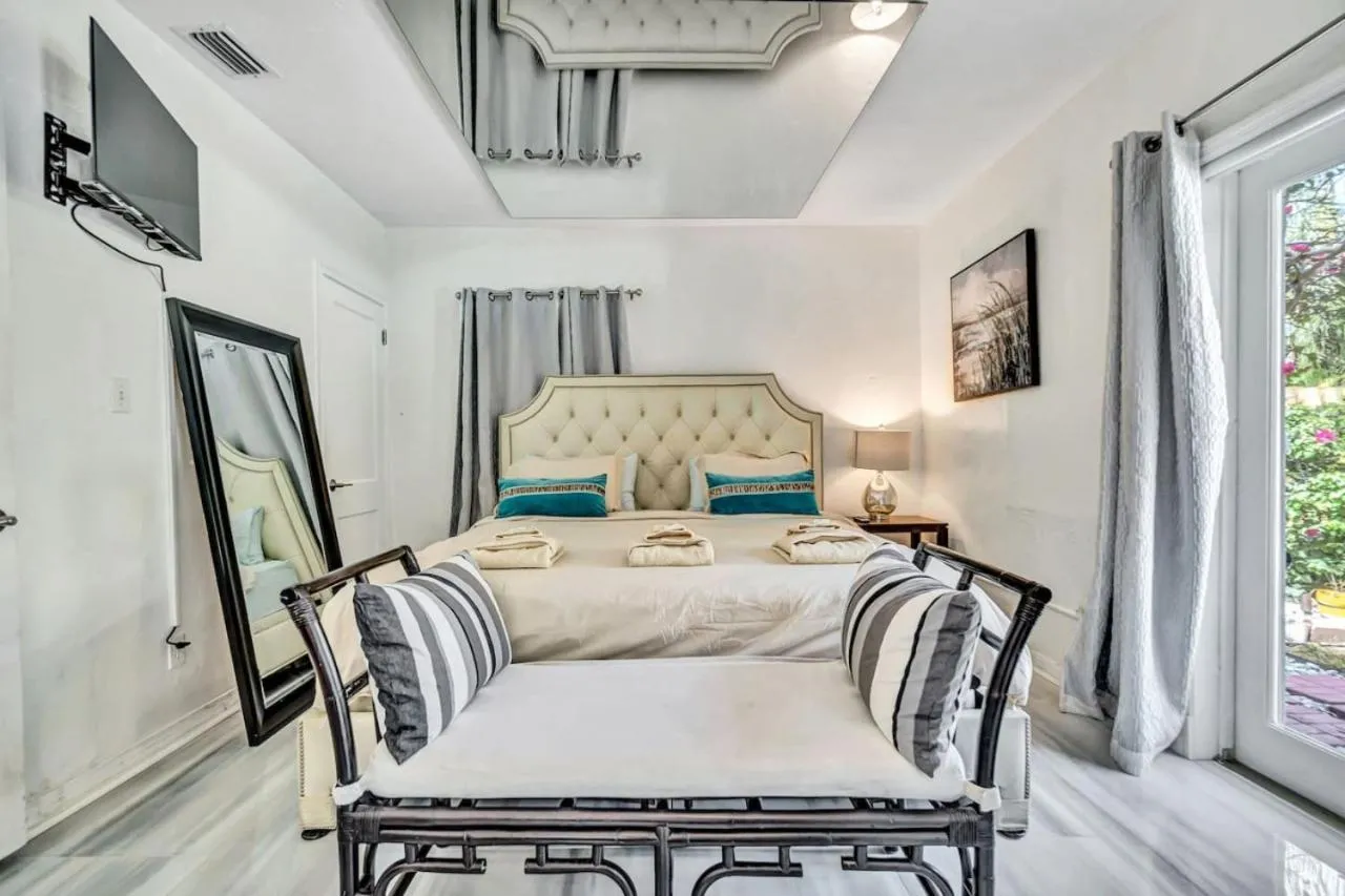 Family Home 2BR Heated Pool, Victoria Park