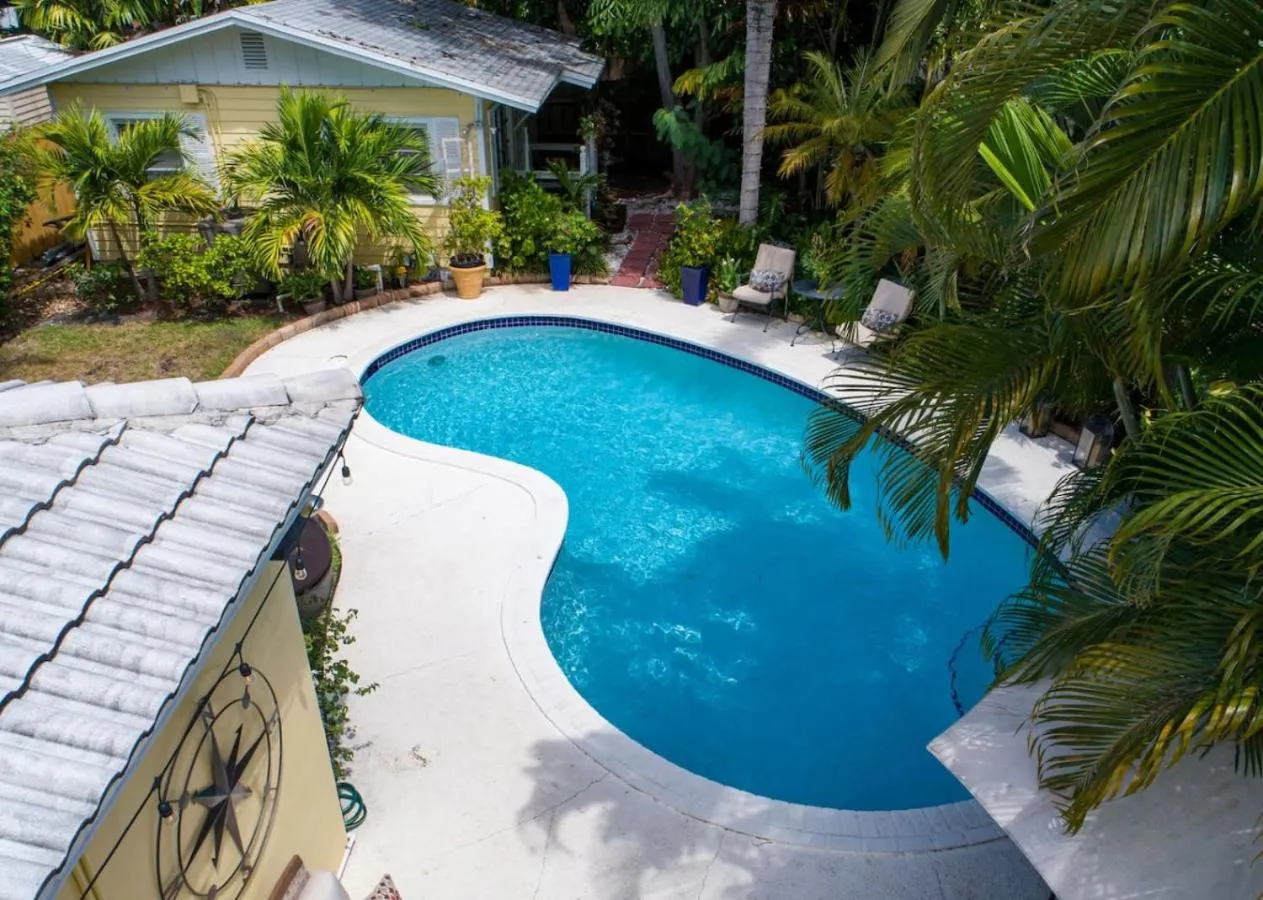 Family Home 2BR Heated Pool, Victoria Park