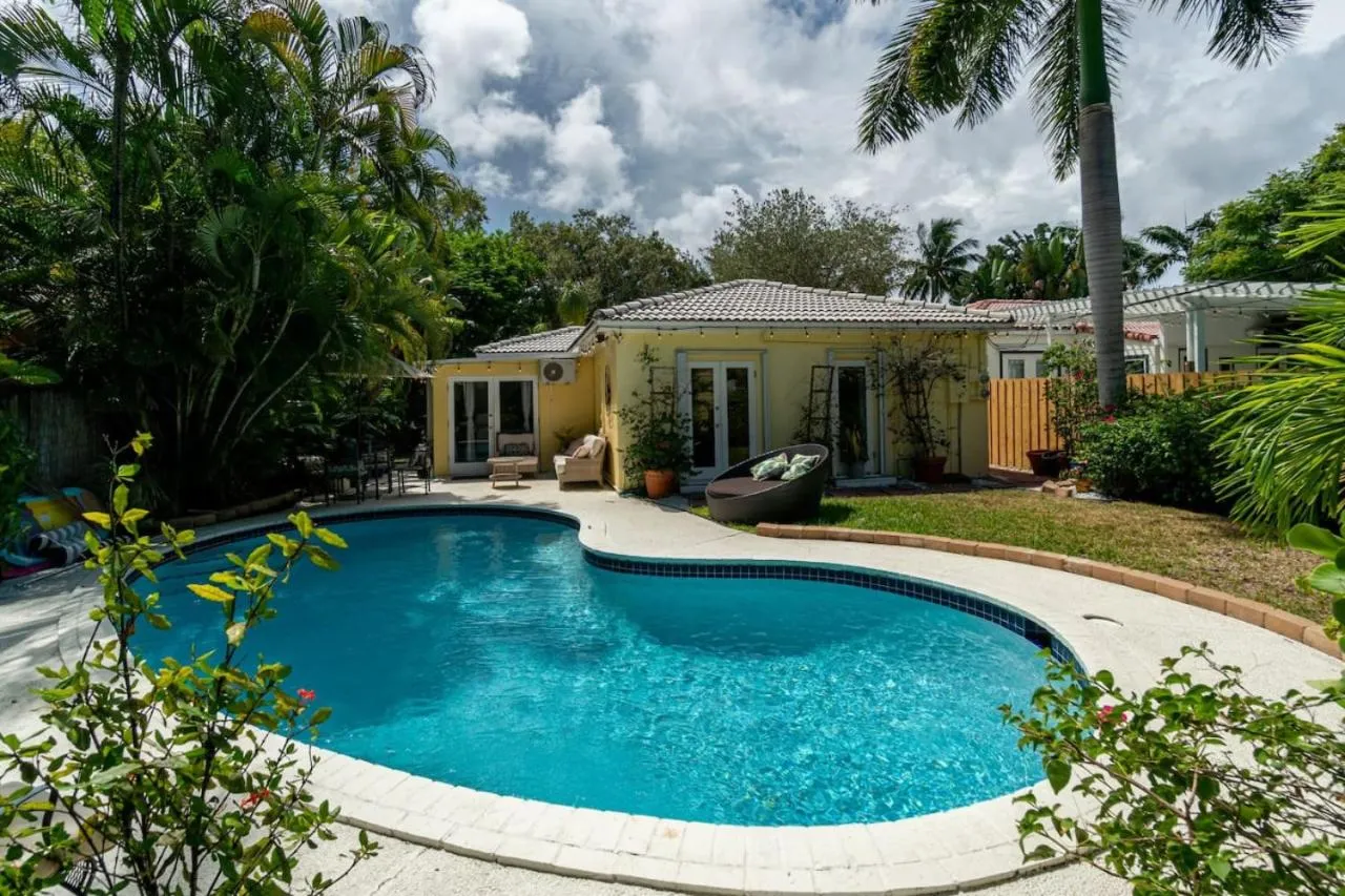 Family Home 2BR Heated Pool, Victoria Park