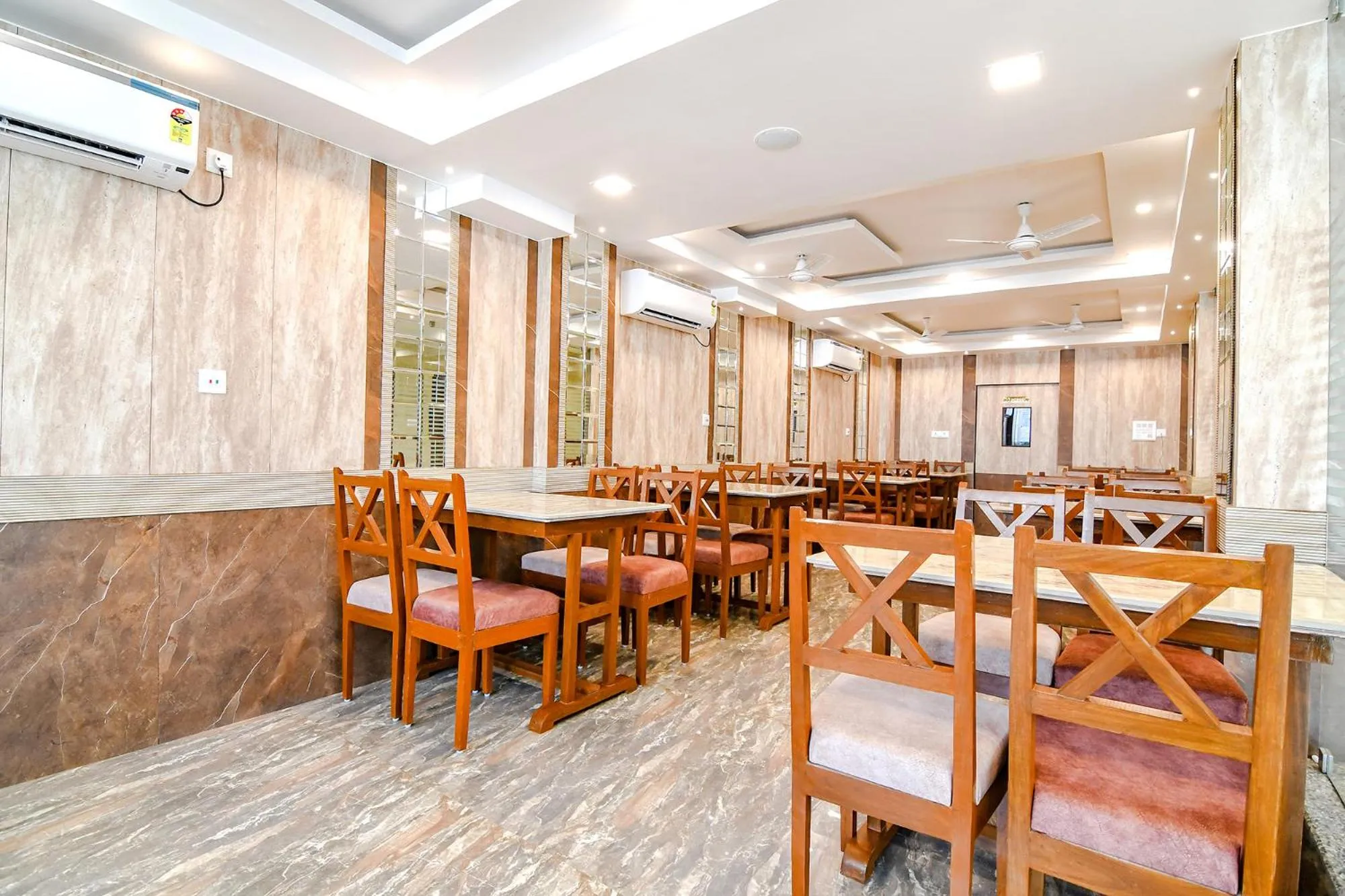 Restaurant/places to eat in FabHotel Prime The Pavilion - Nr City Centre 2