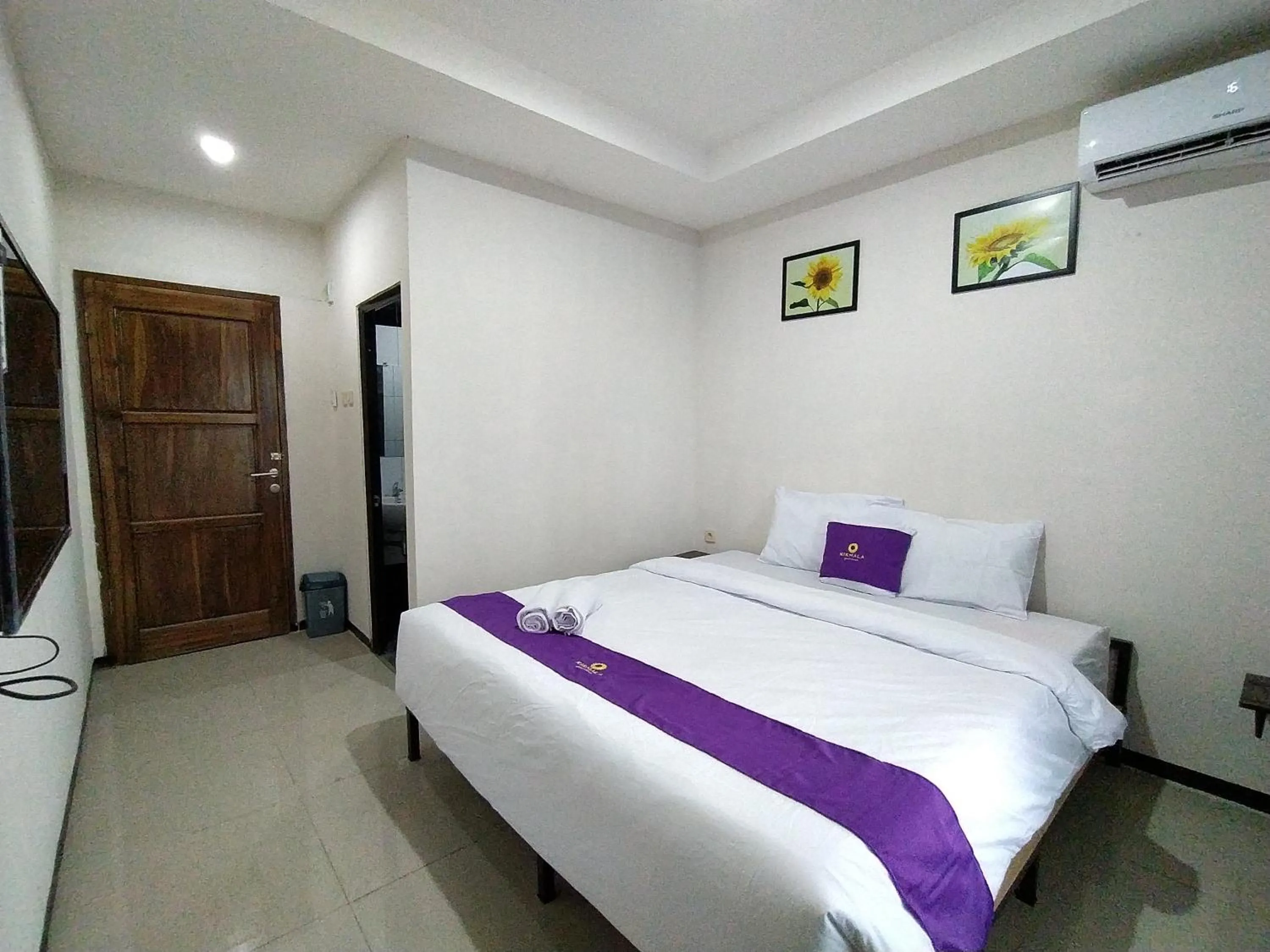 Bed in Votel Nirmala Hotel Malang