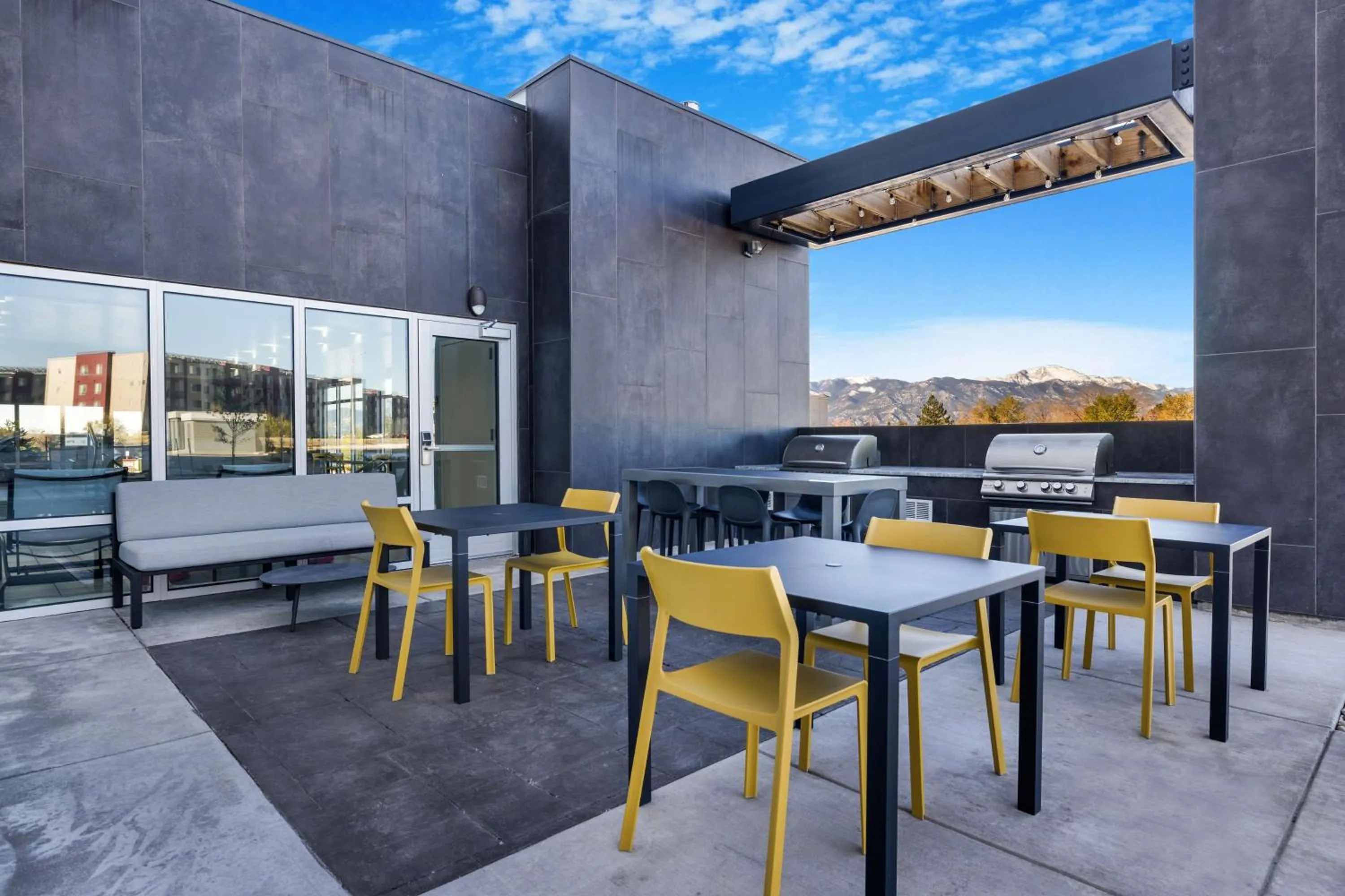 Dining area in Home2 Suites By Hilton Colorado Springs Airport