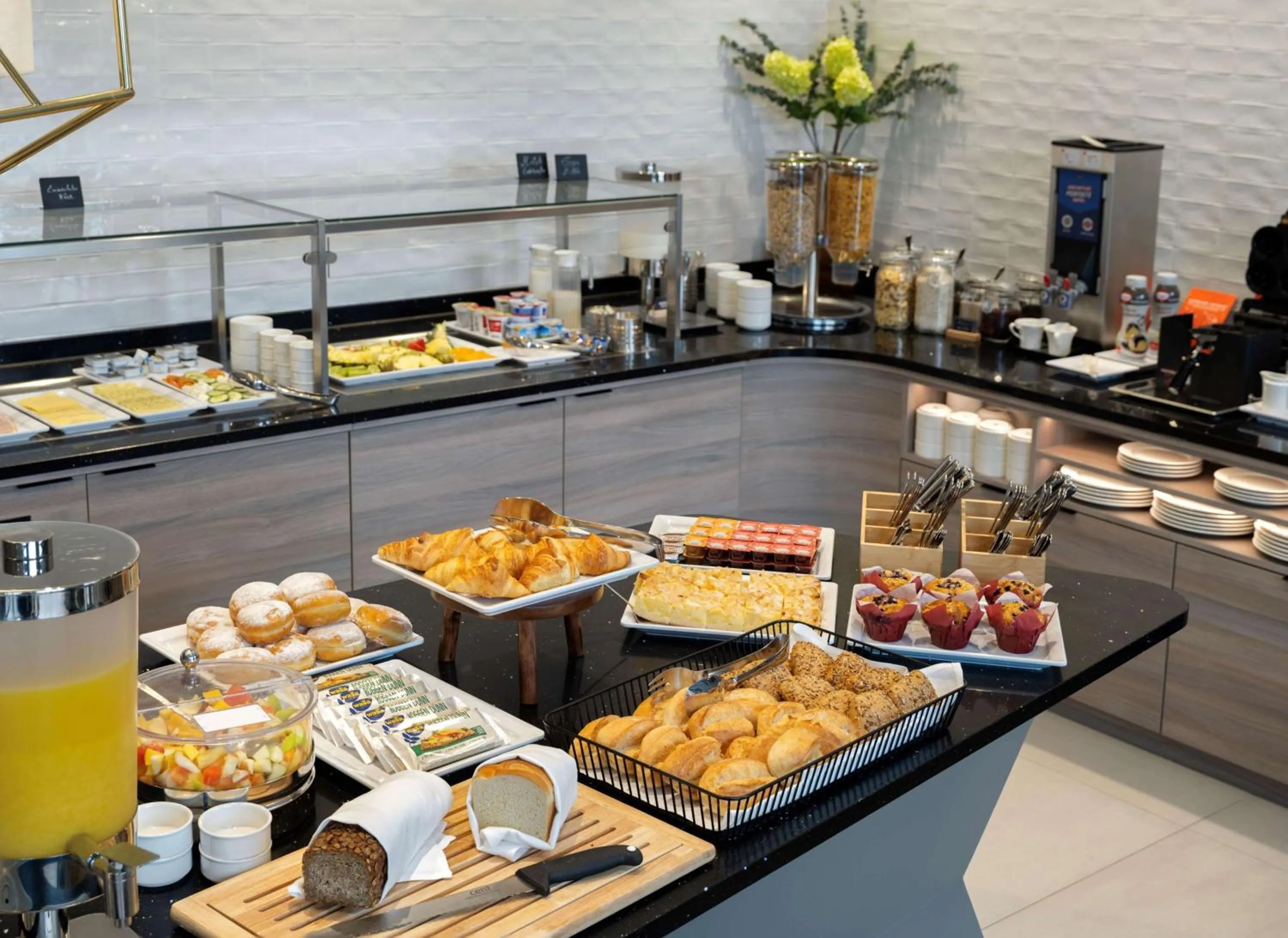 Food and drinks in Hampton By Hilton Celle